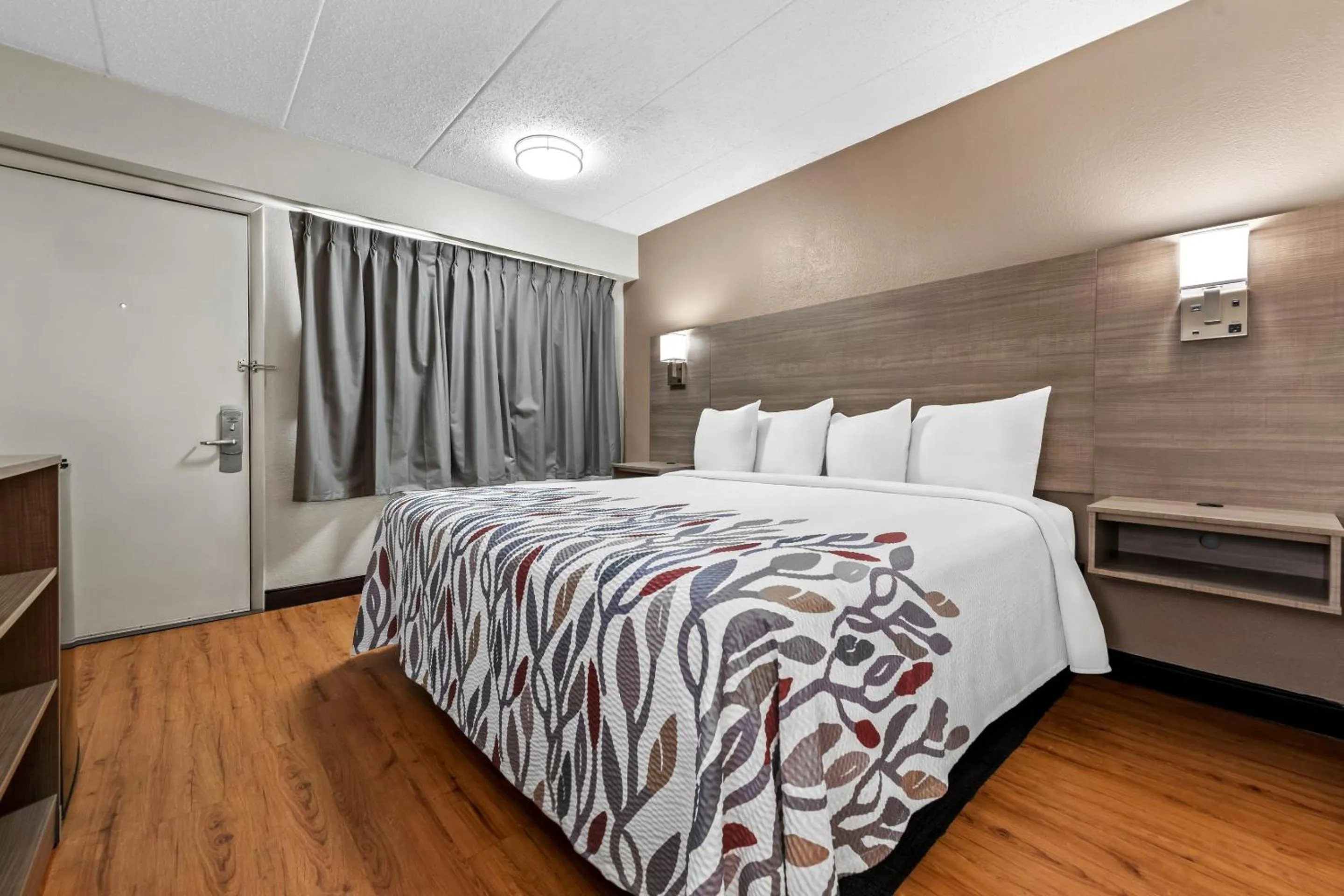 Photo of the whole room, Bed in Red Roof Inn Columbus West - Hilliard