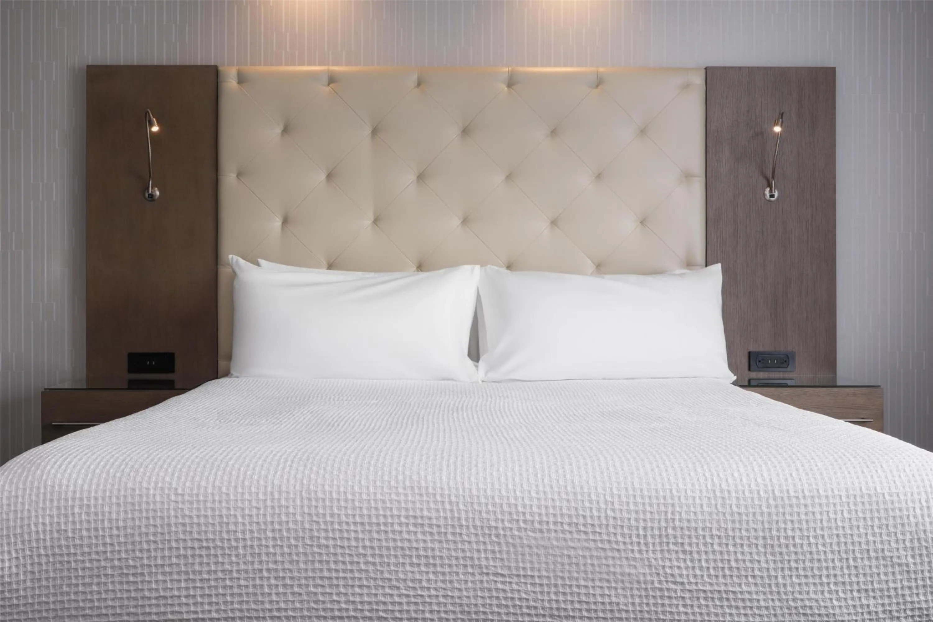 Bedroom, Bed in Best Western Premier Hotel at Fisher's Landing