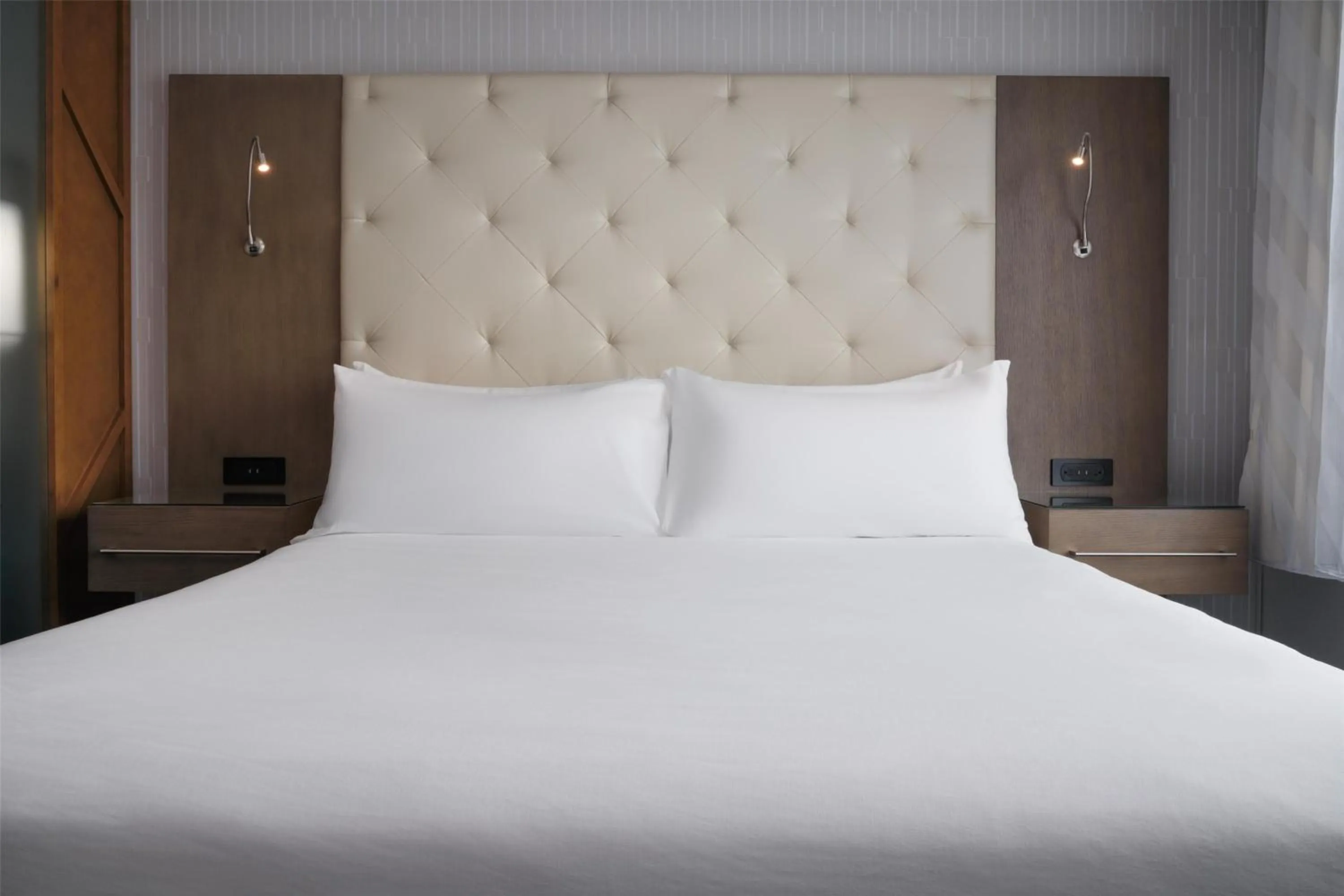 Bedroom, Bed in Best Western Premier Hotel at Fisher's Landing