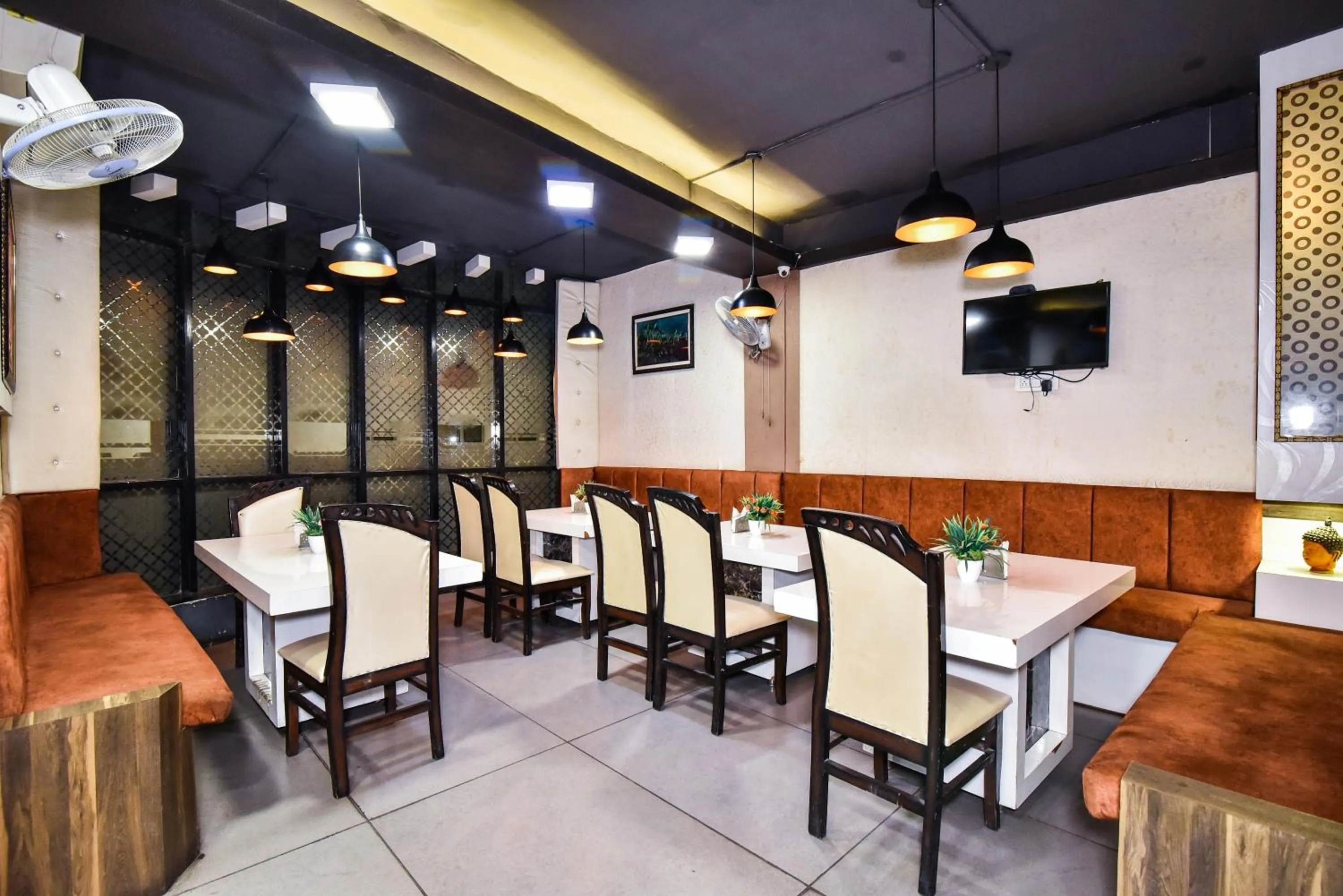 Restaurant/places to eat in Pinaz Royale