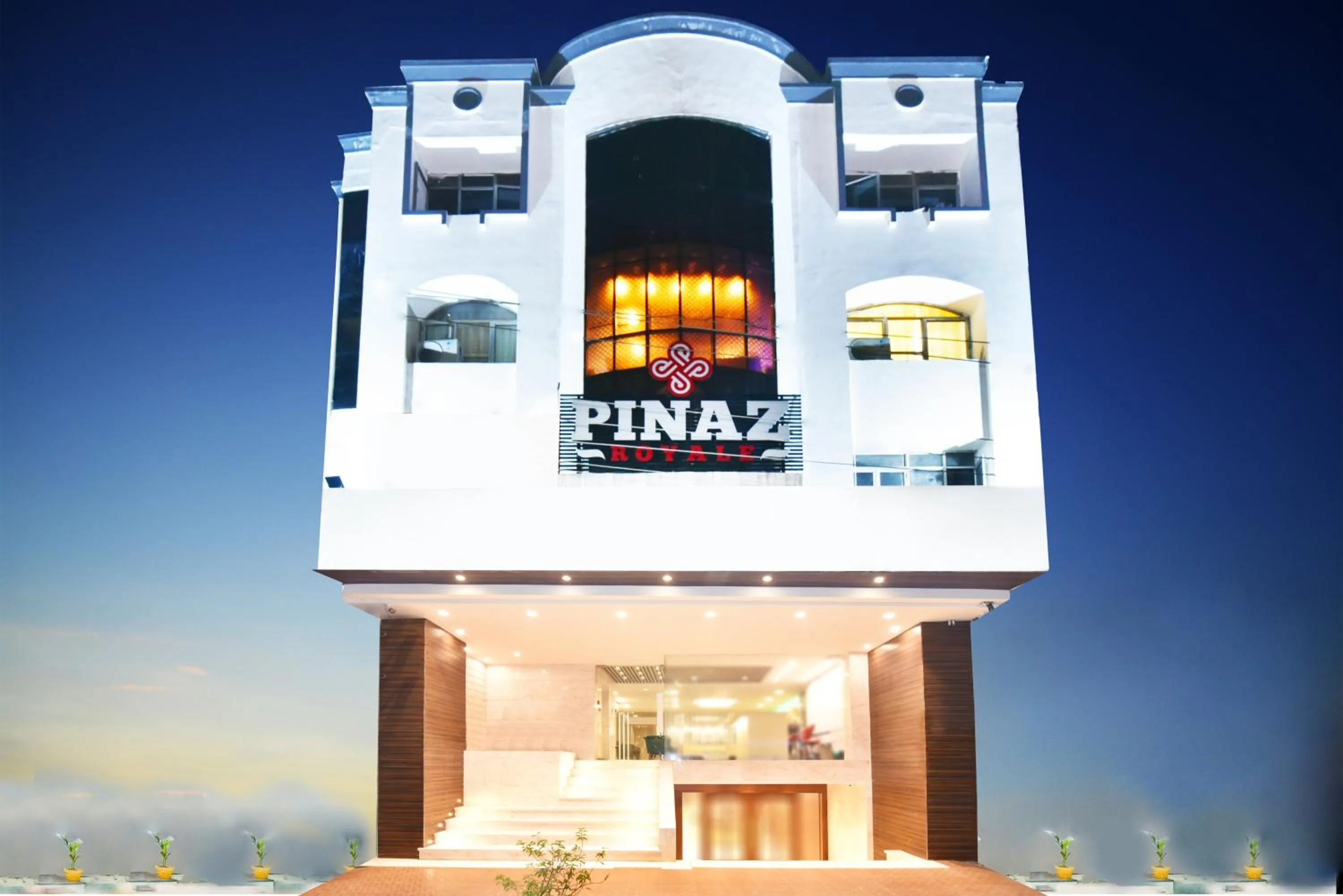 Facade/entrance in Pinaz Royale