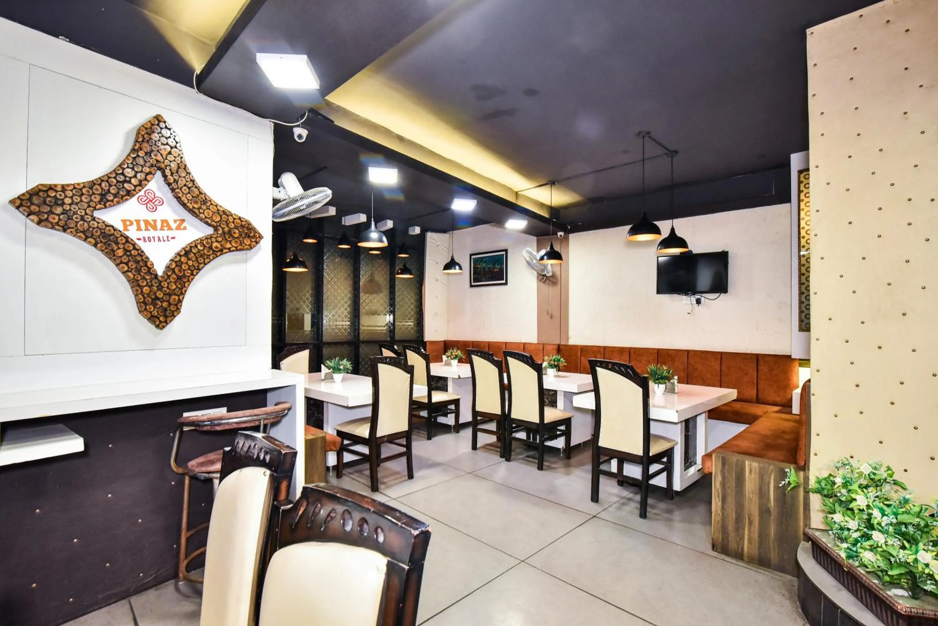 Restaurant/places to eat in Pinaz Royale