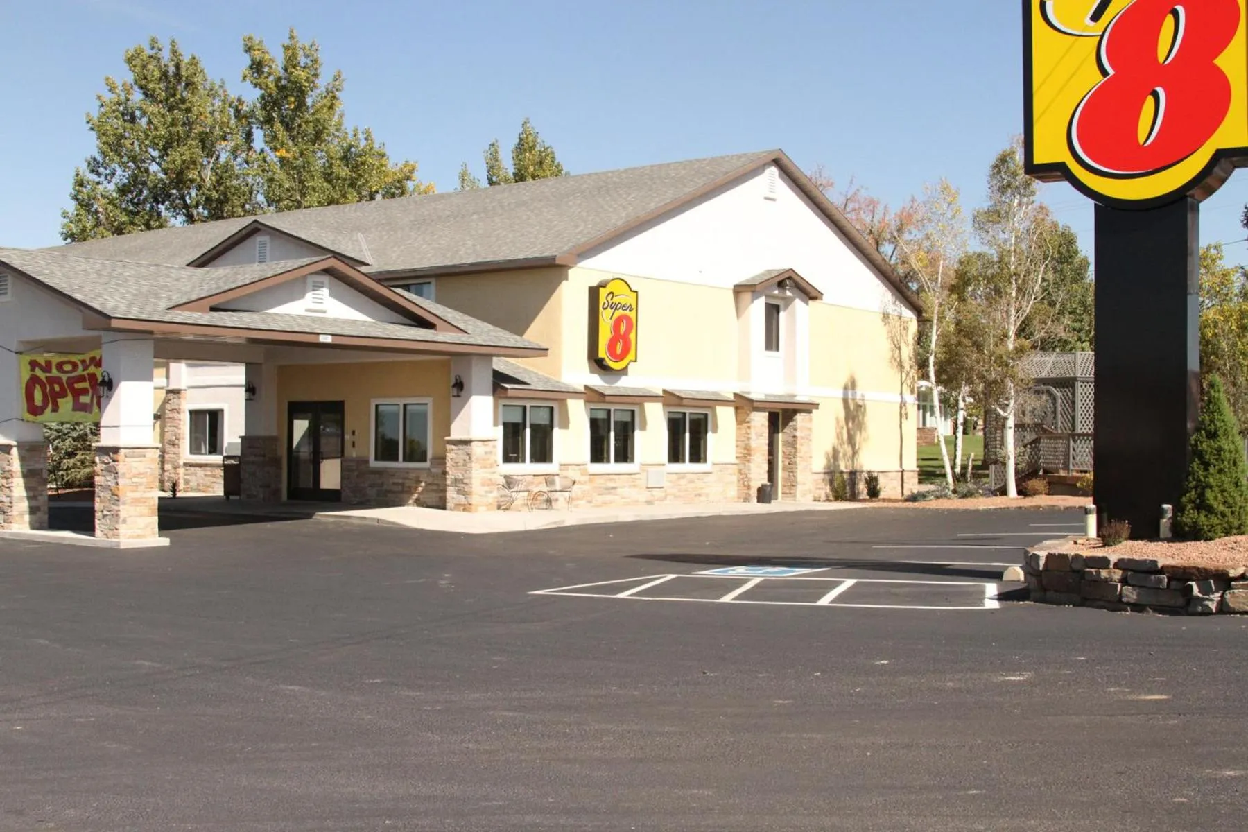 Facade/entrance in Super 8 by Wyndham Montrose