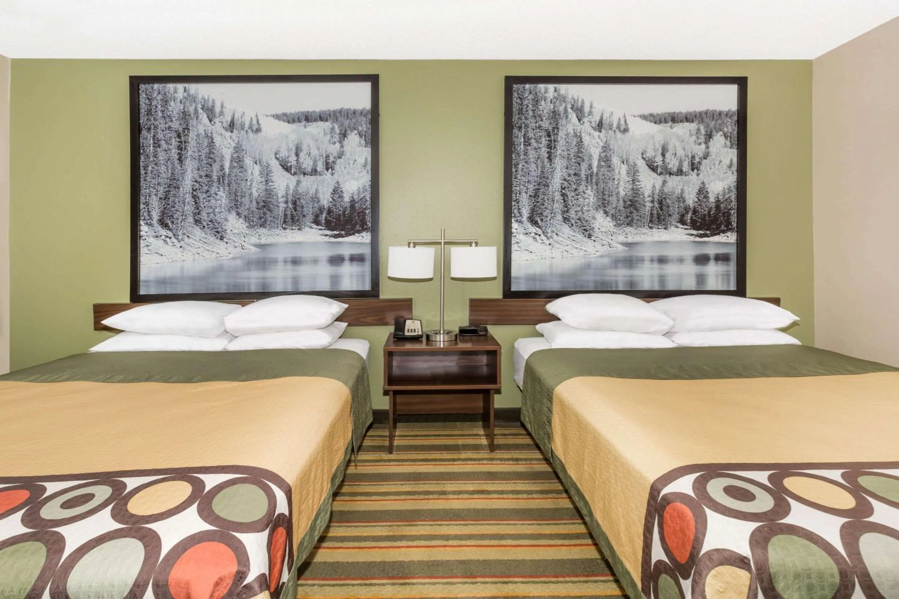 Photo of the whole room, Bed in Super 8 by Wyndham Montrose