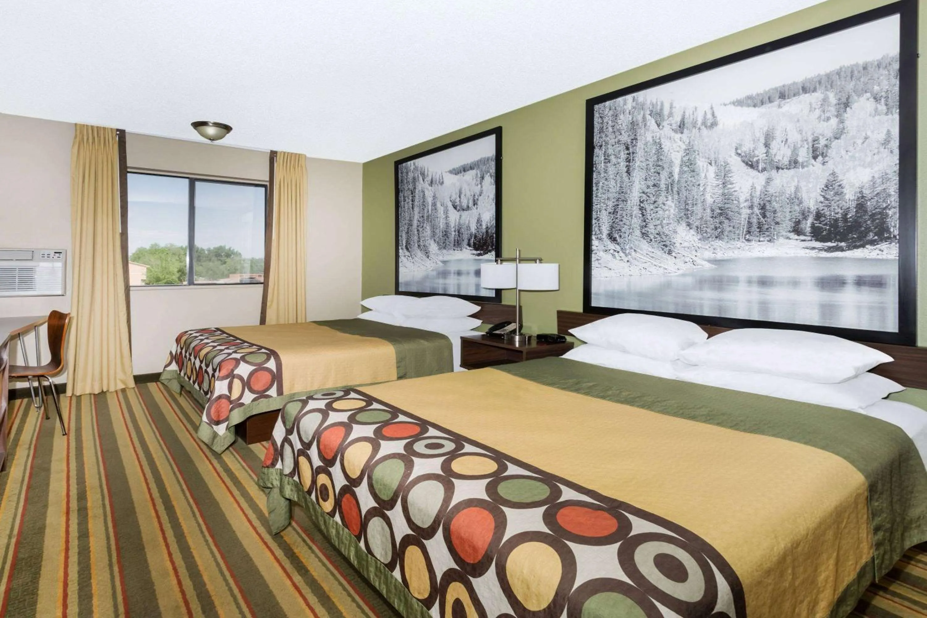 Photo of the whole room, Bed in Super 8 by Wyndham Montrose