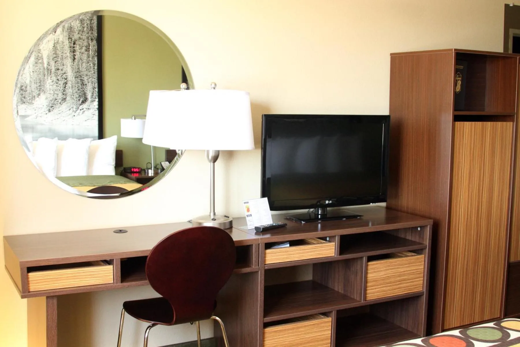 TV and multimedia in Super 8 by Wyndham Montrose