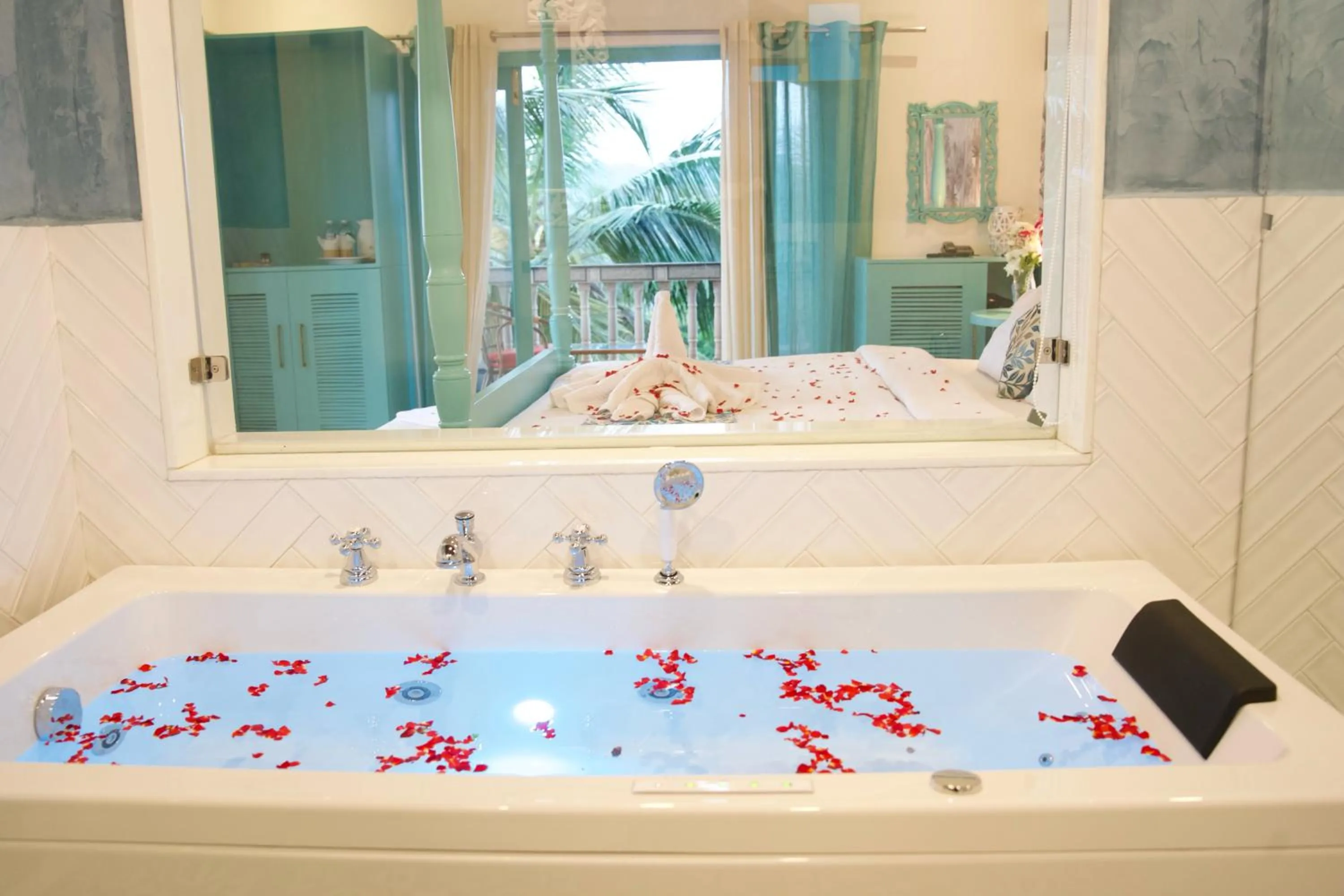 Hot Tub in Larios Beach Holidays