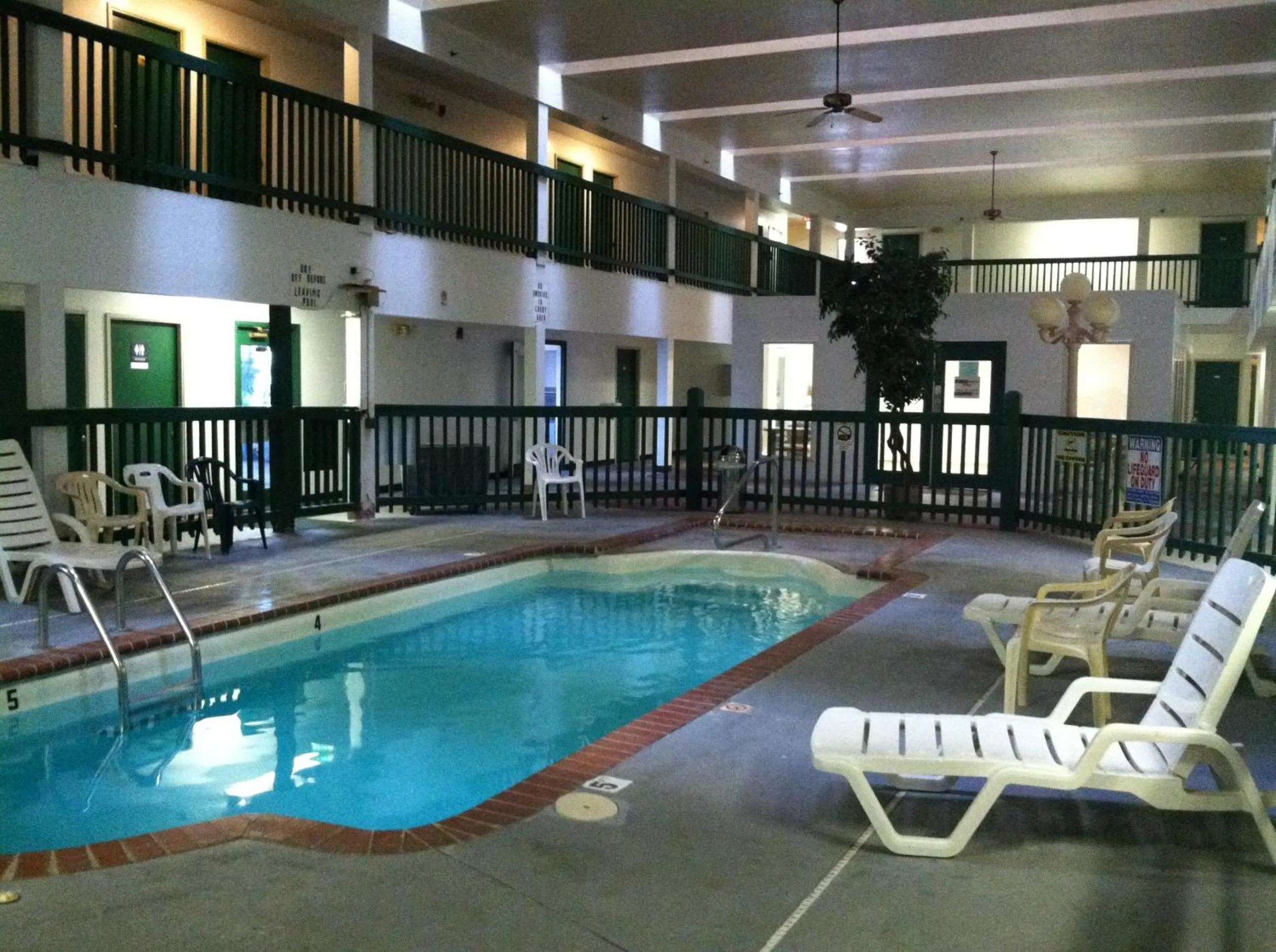 Swimming pool in Budget Inn Wentzville