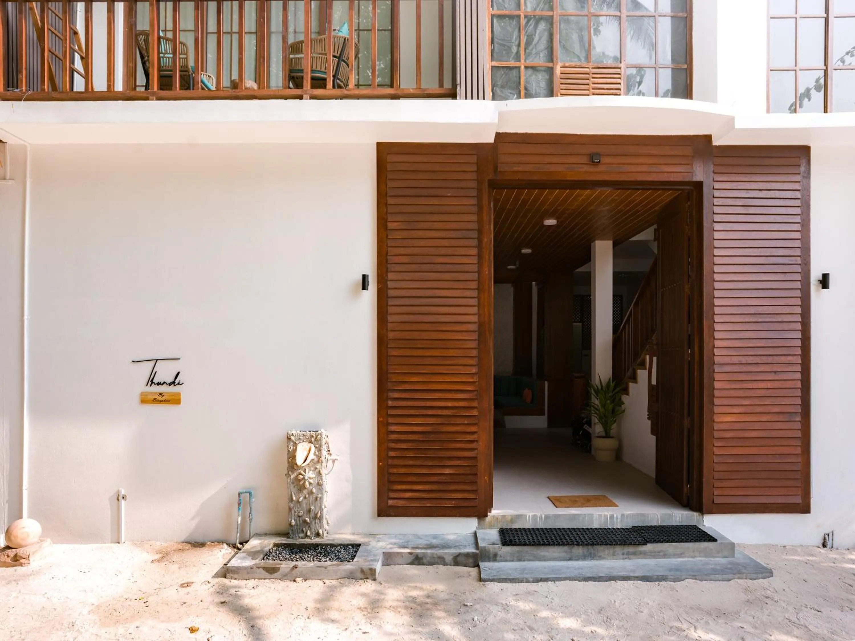 Facade/entrance in Thundi by Biosphere