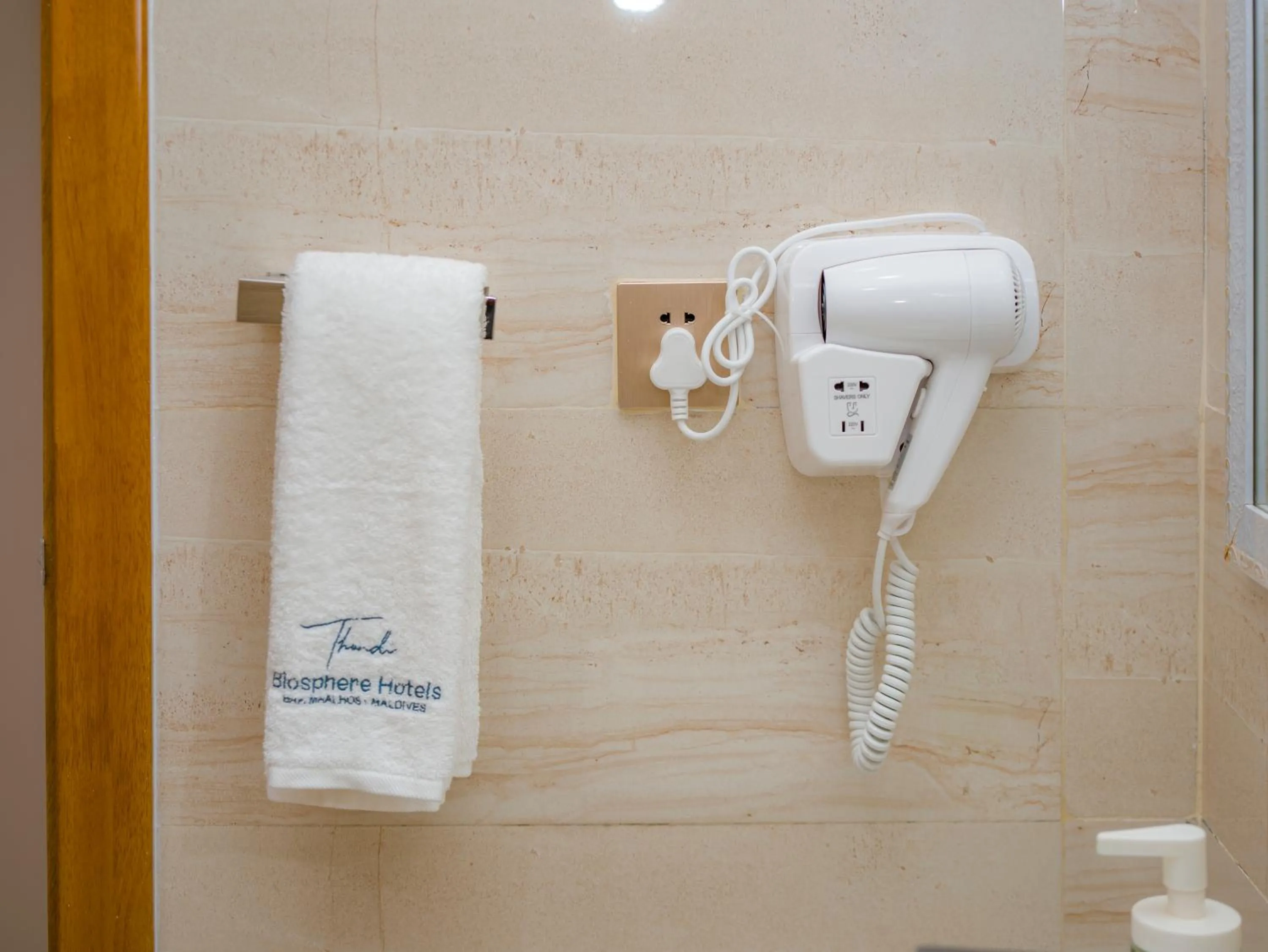 Bathroom in Thundi by Biosphere