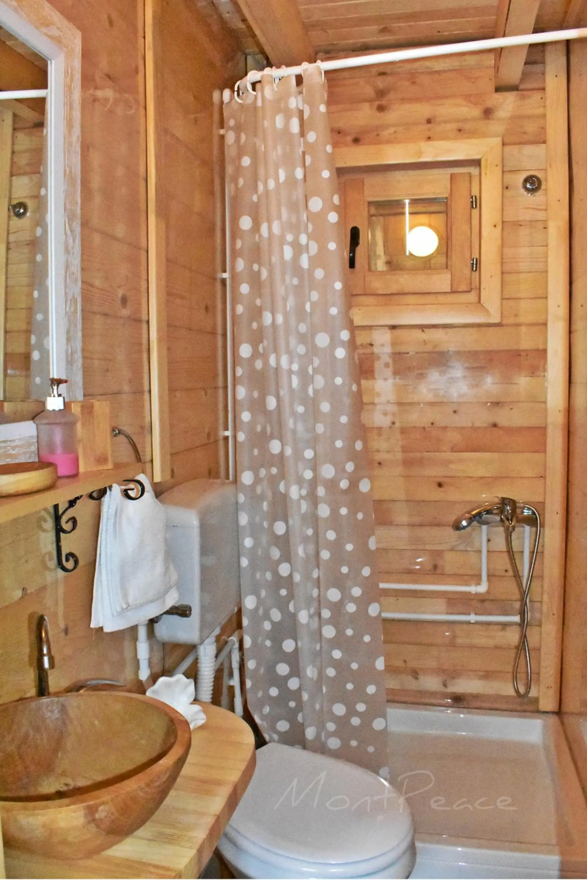 Shower in Mountain Lodge Mont Peace