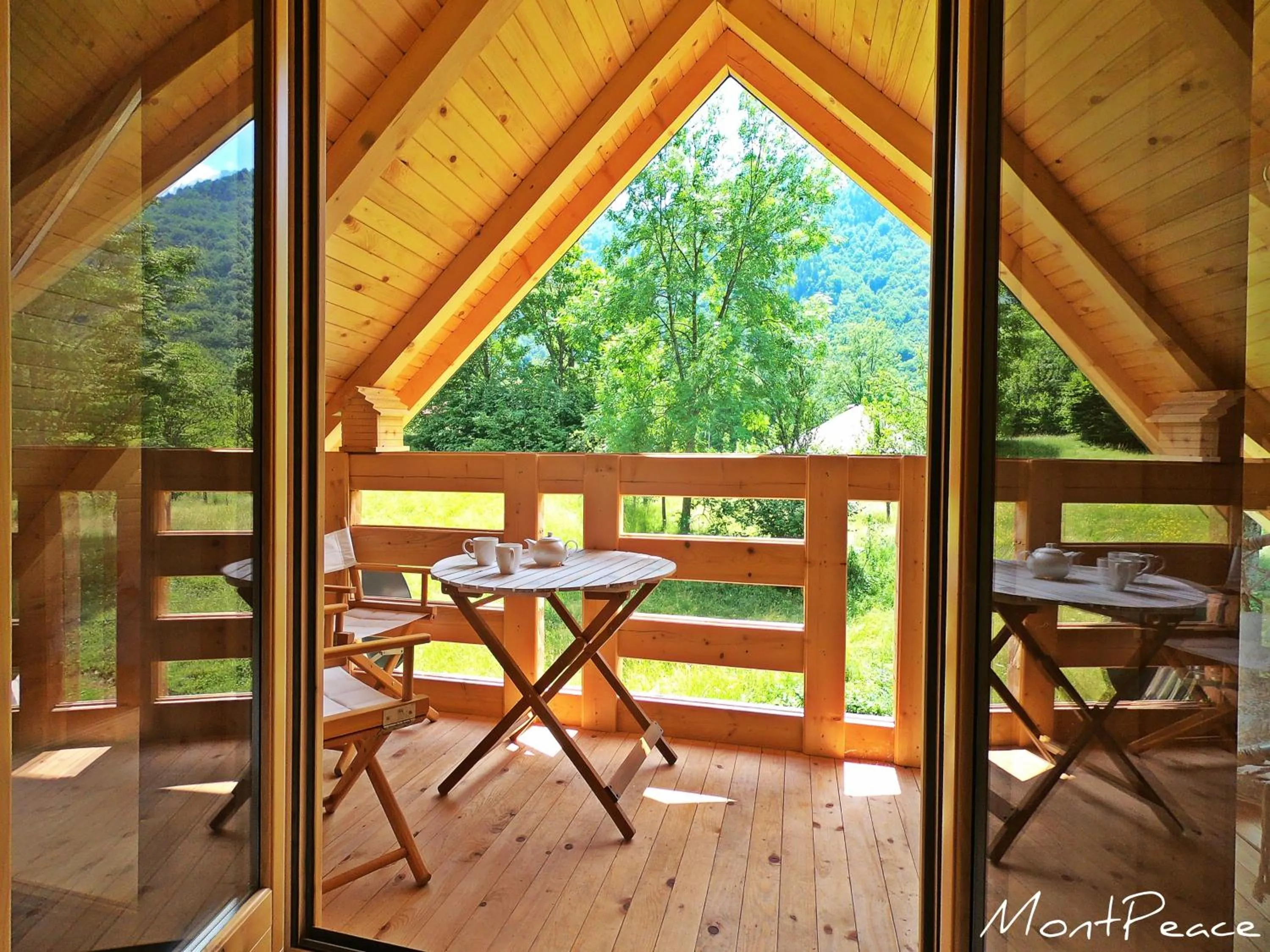 Day in Mountain Lodge Mont Peace