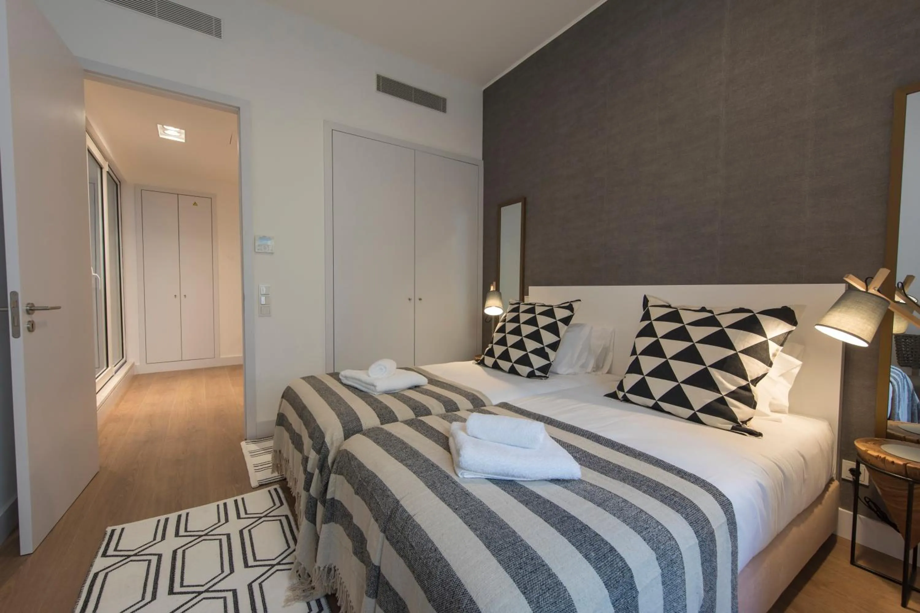 High Ceiling Duplex Apartment at Cais do Sodre