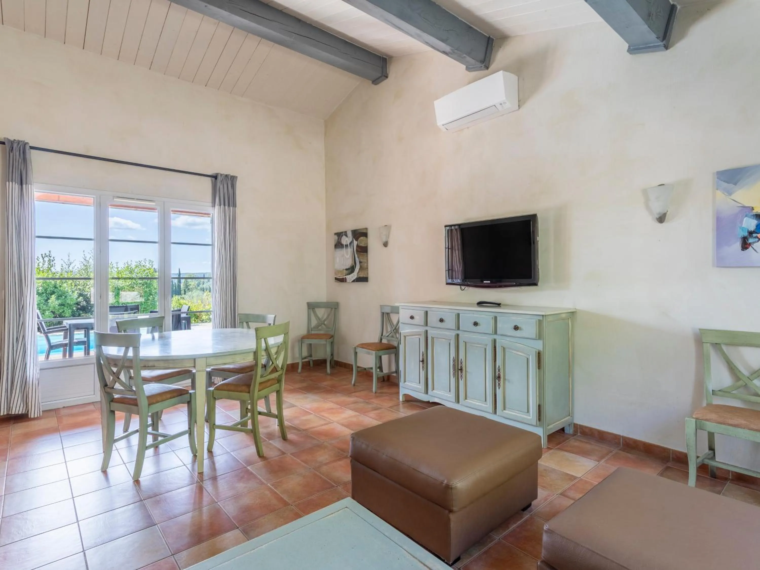 Dining area in Vacancéole – Le Domaine de Camiole