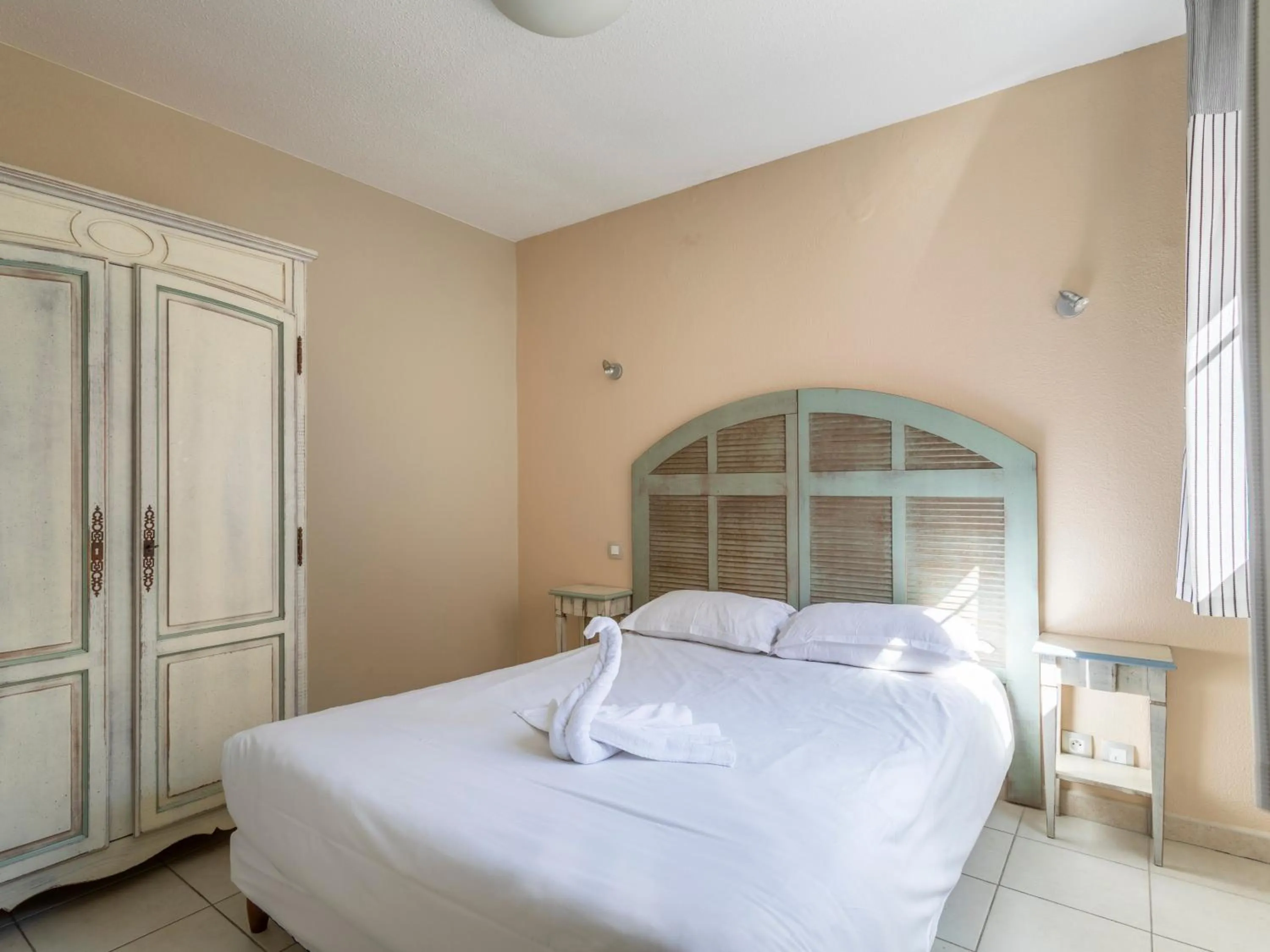 Bedroom, Bed in Vacancéole – Le Domaine de Camiole