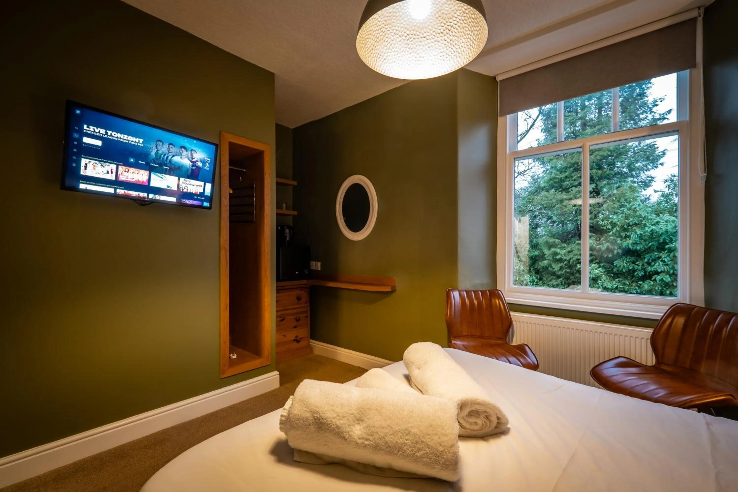 Bed in Glen Wynne Windermere - FREE off-site Health Club access with Pool, Sauna, Steam Room & Gym Short 5 Minute Drive Away