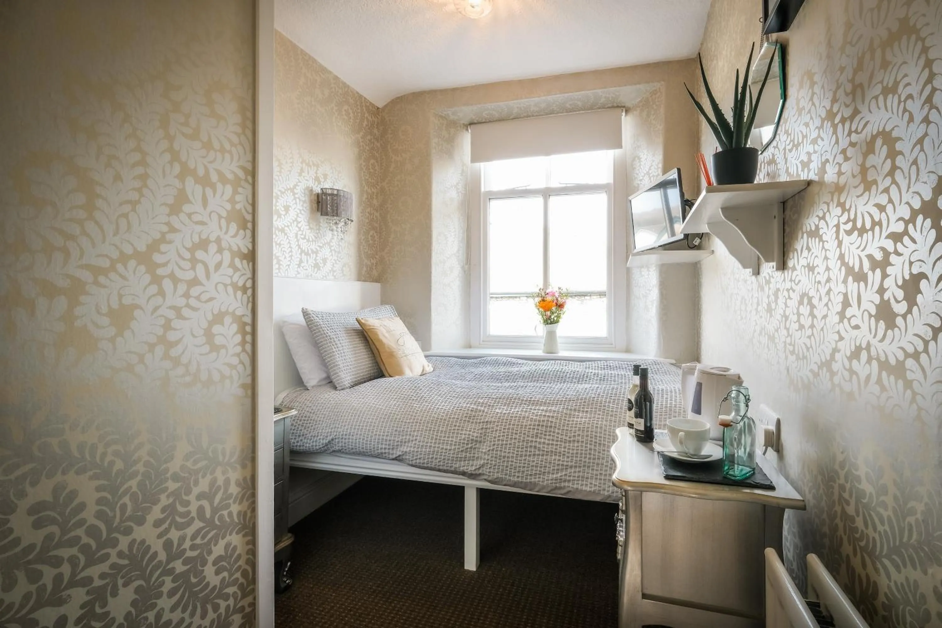 Bed in Glen Wynne Windermere - FREE off-site Health Club access with Pool, Sauna, Steam Room & Gym Short 5 Minute Drive Away