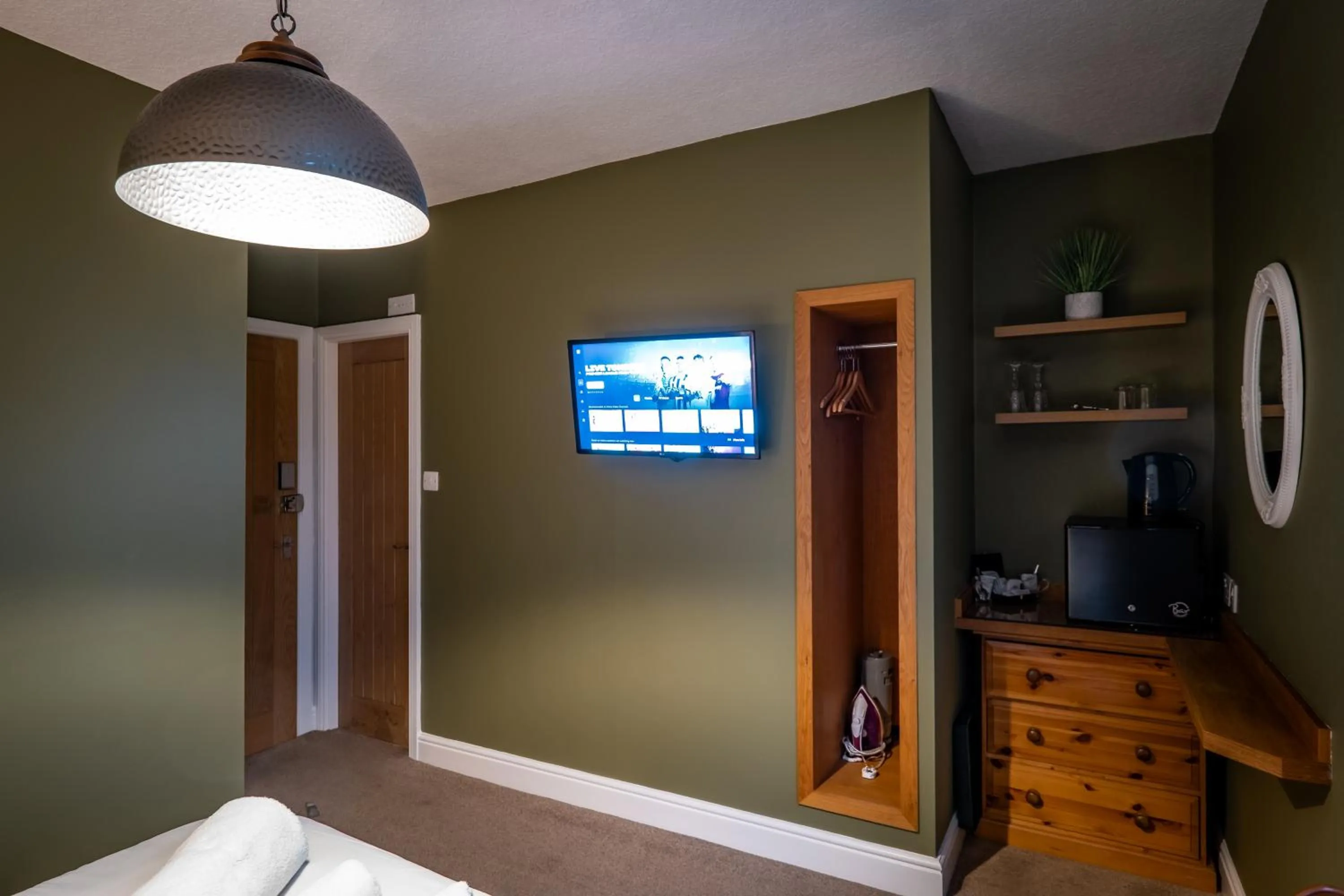 Bed in Glen Wynne Windermere - FREE off-site Health Club access with Pool, Sauna, Steam Room & Gym Short 5 Minute Drive Away