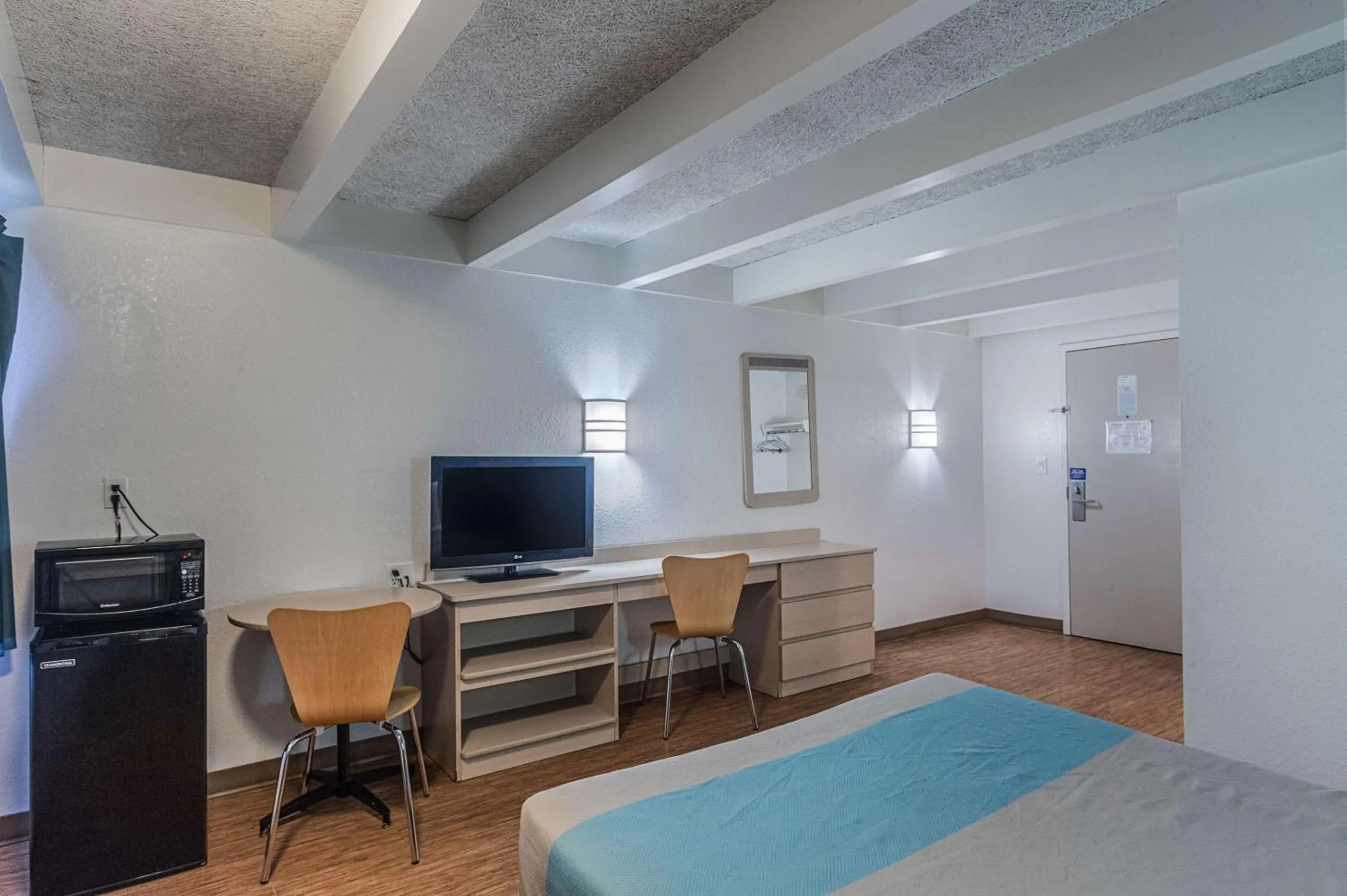 TV and multimedia, Bed in Motel 6-Kokomo, IN