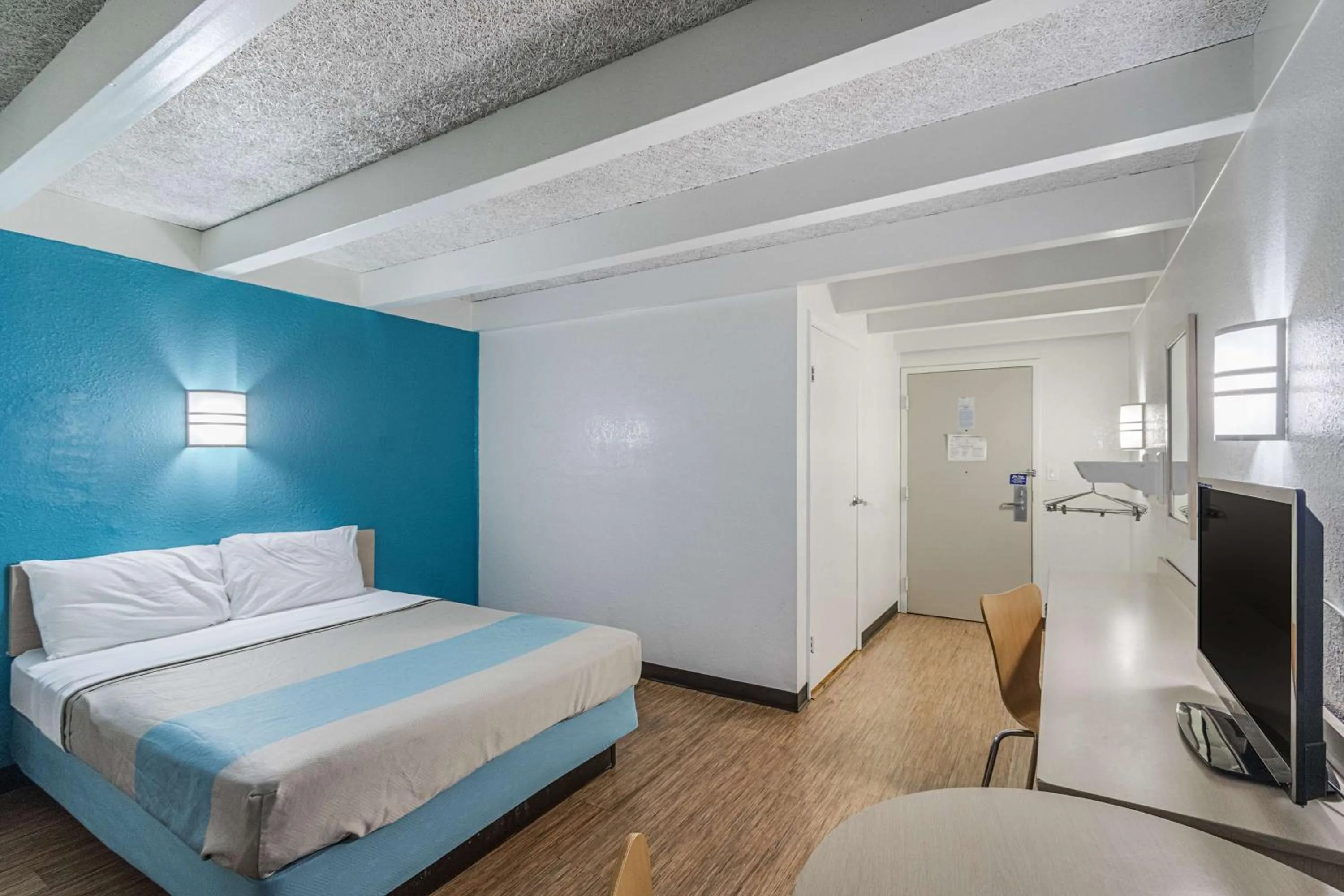 TV and multimedia, Bed in Motel 6-Kokomo, IN