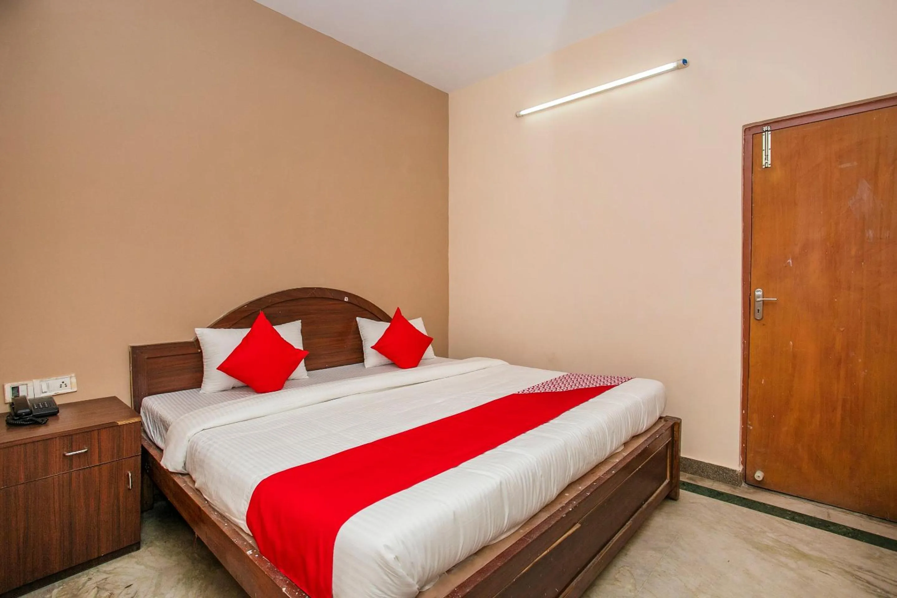 Bedroom, Bed in Hotel O Royal Residency Near Hare Krishna Hill