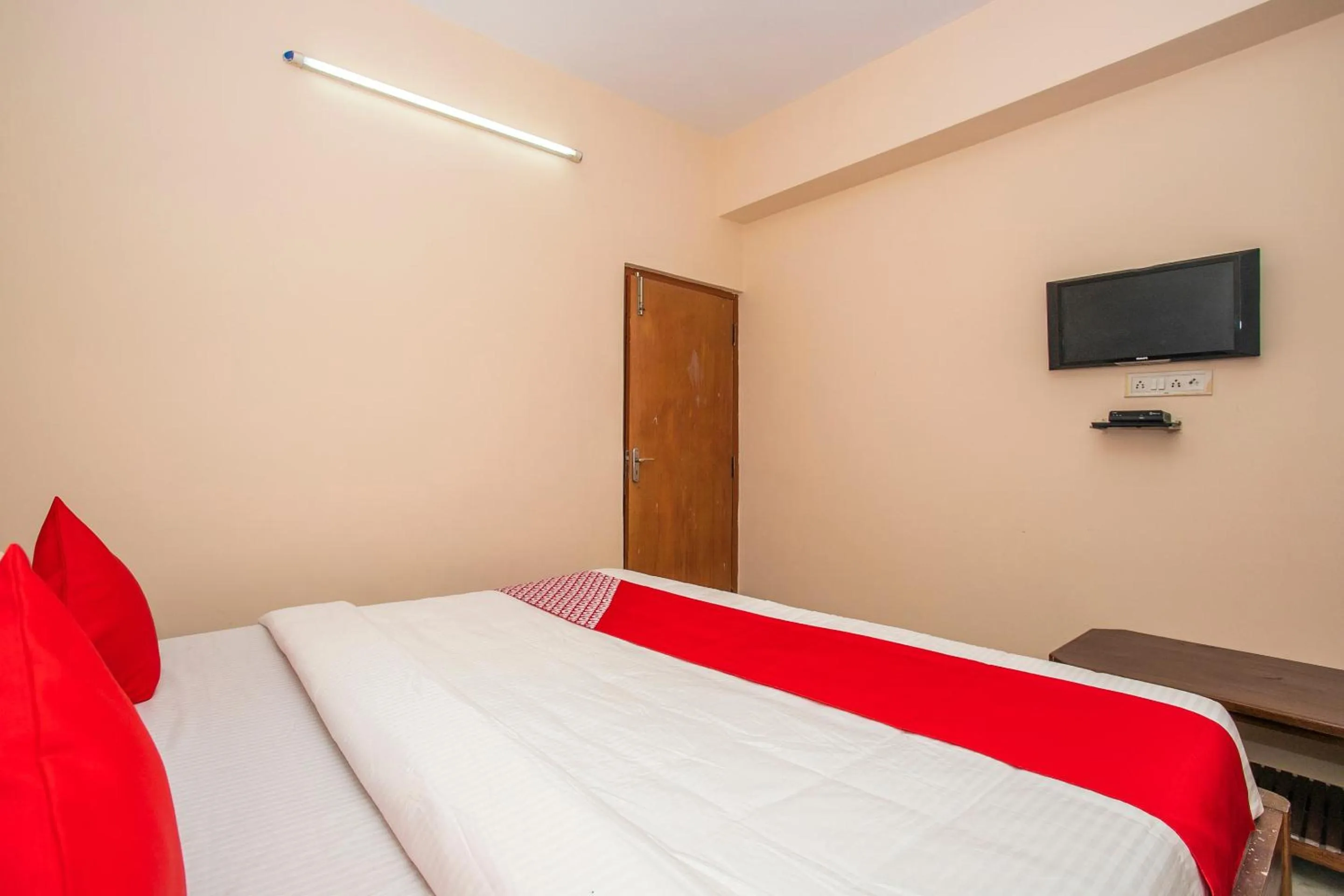 Bedroom, Bed in Hotel O Royal Residency Near Hare Krishna Hill