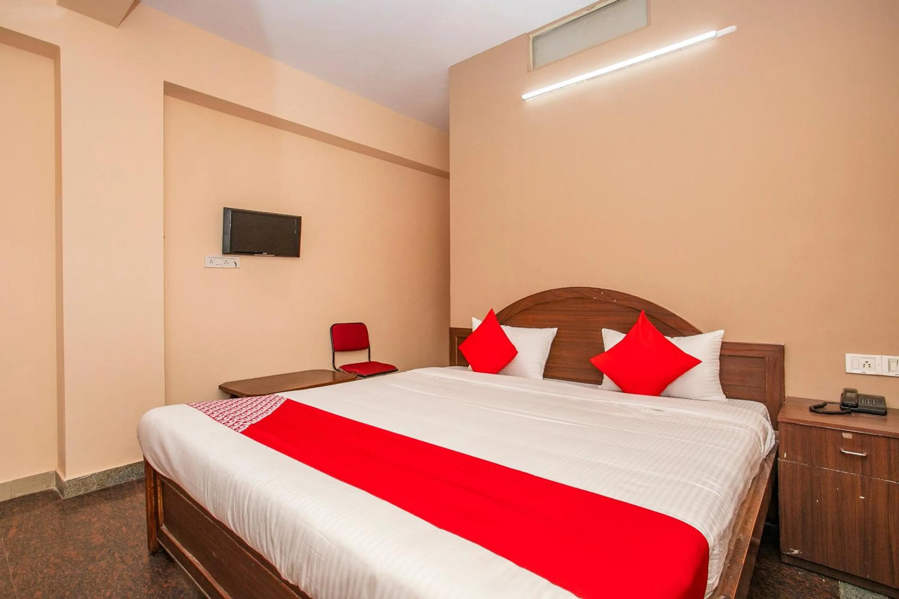 Bedroom, Bed in Hotel O Royal Residency Near Hare Krishna Hill