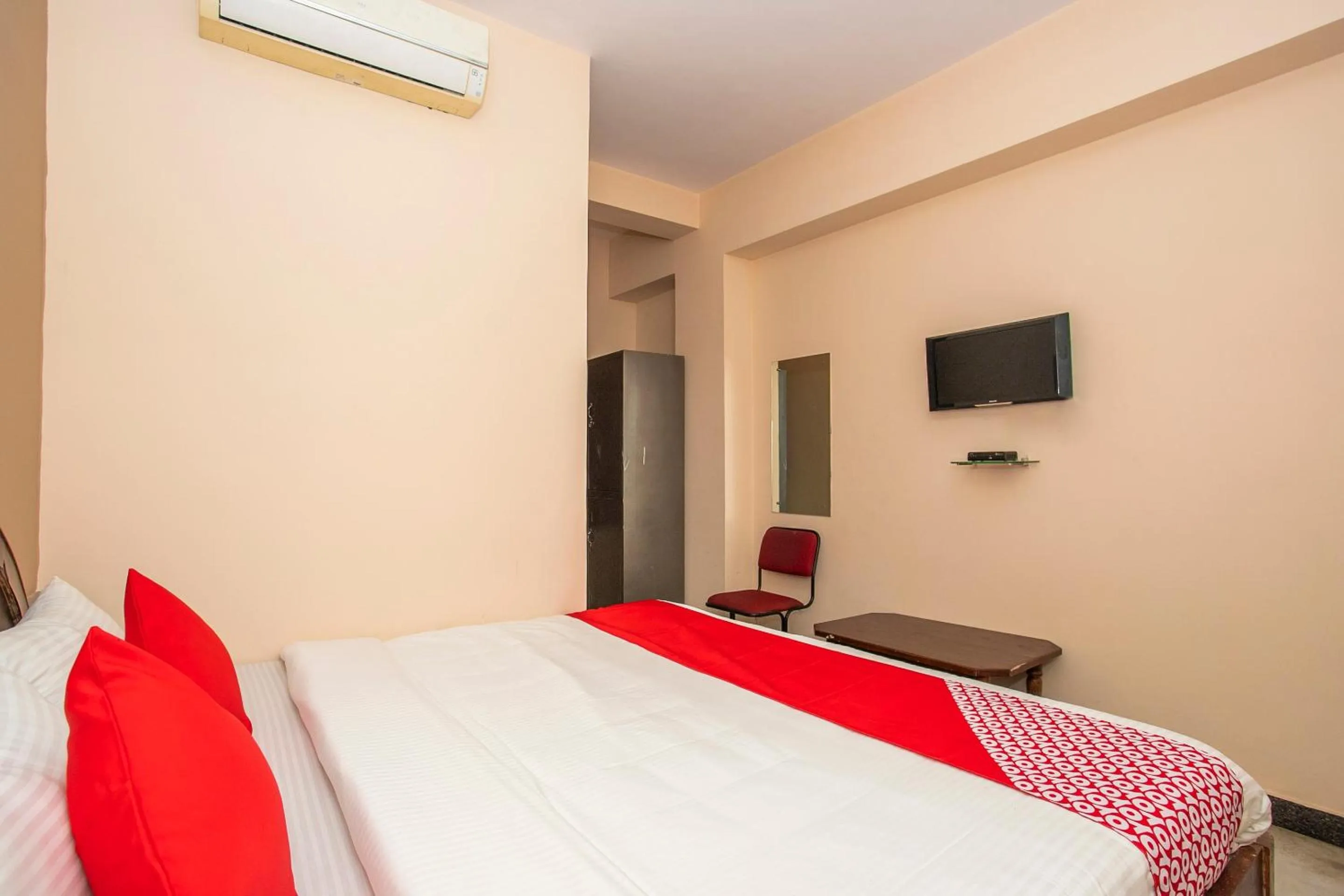 Bedroom, Bed in Hotel O Royal Residency Near Hare Krishna Hill