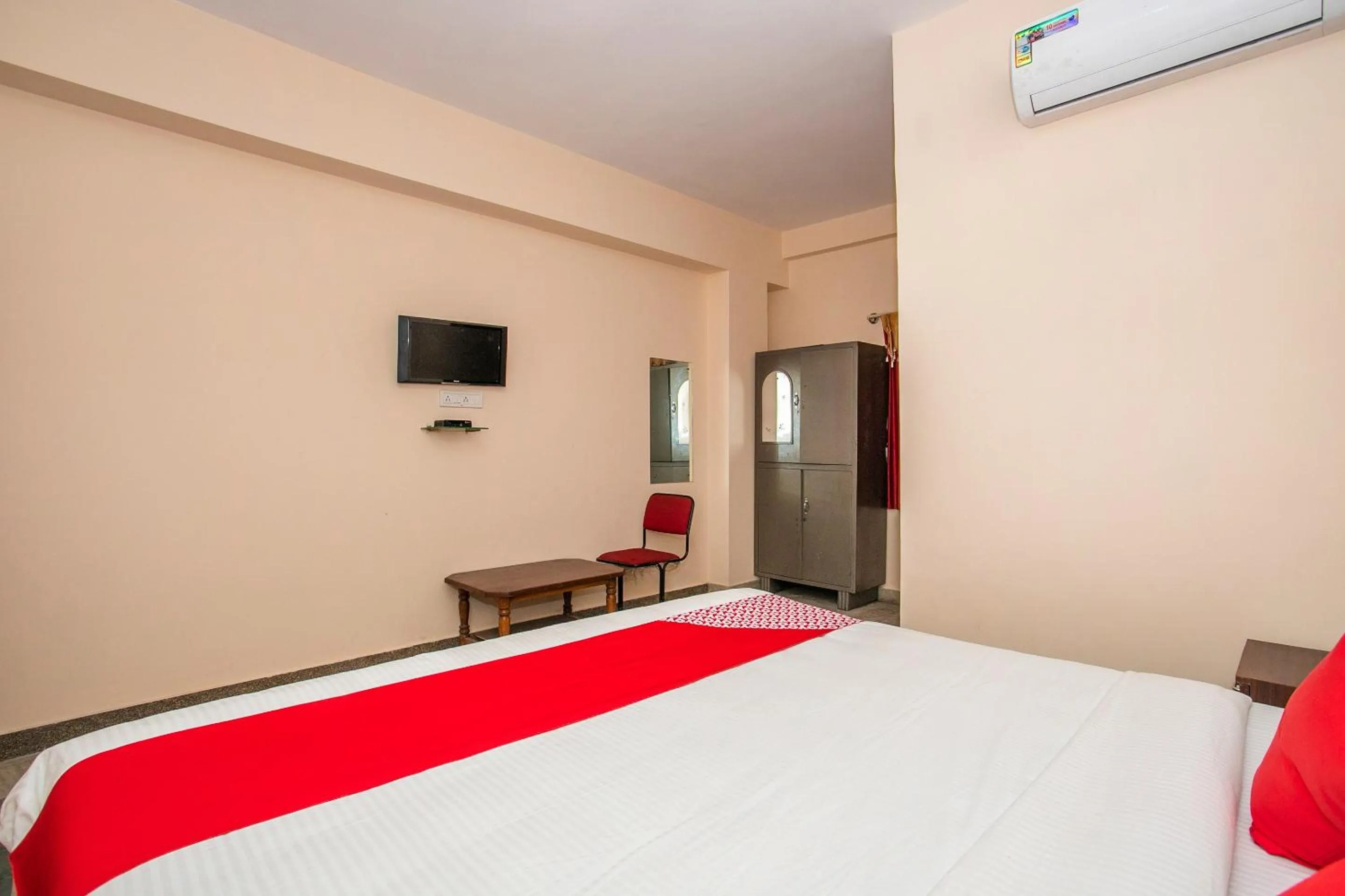 Bedroom, Bed in Hotel O Royal Residency Near Hare Krishna Hill
