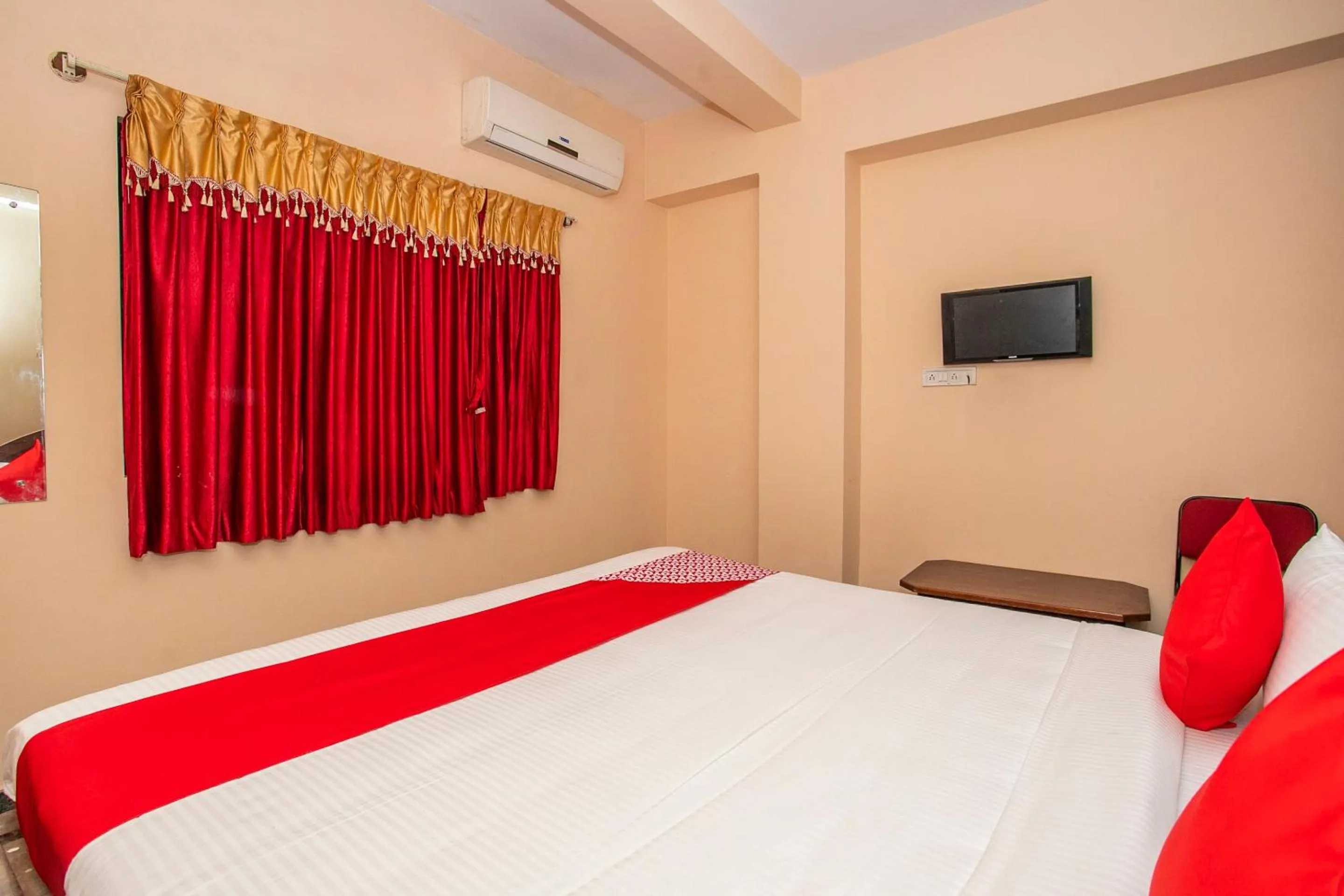 Bedroom, Bed in Hotel O Royal Residency Near Hare Krishna Hill