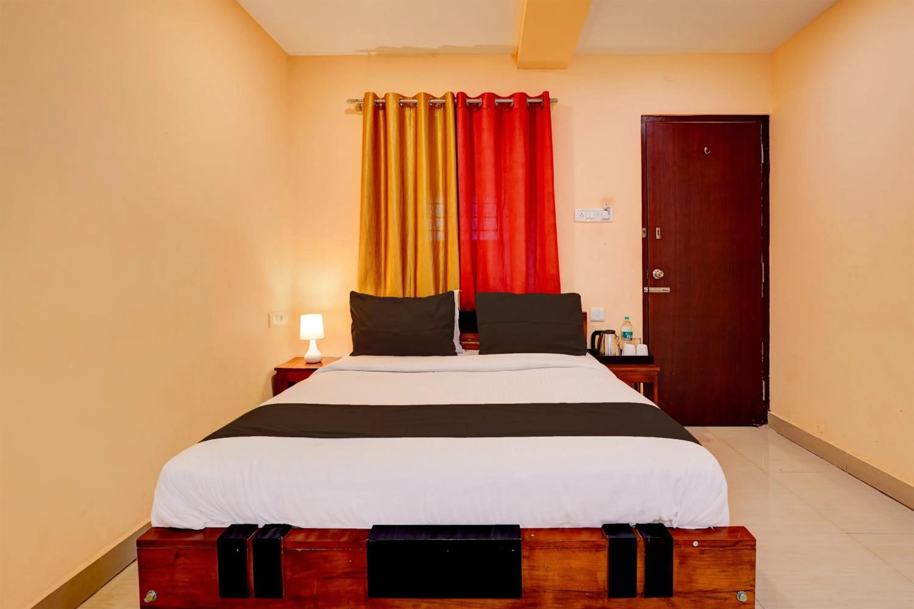 Bedroom, Bed in Hotel O Paradise Inn