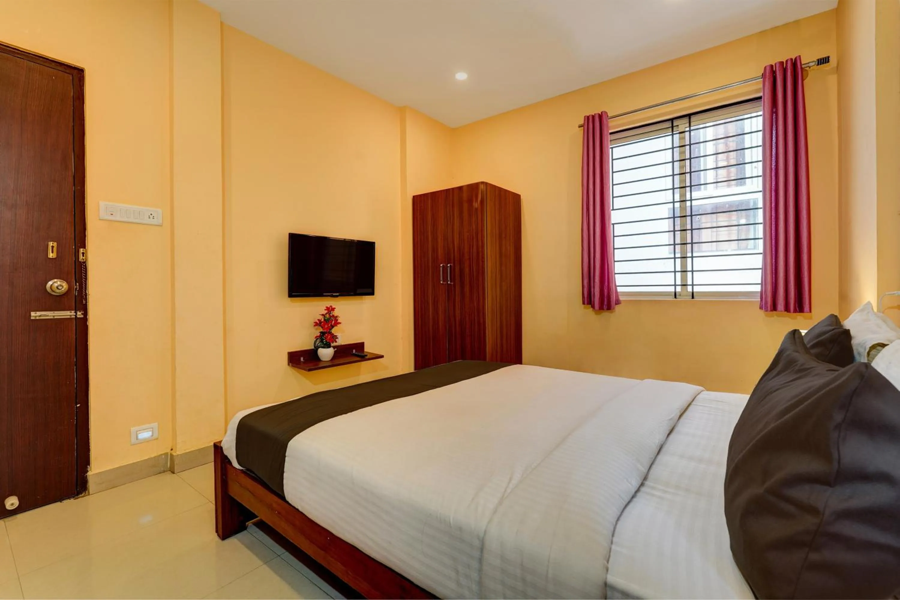 Bedroom, Bed in Hotel O Paradise Inn