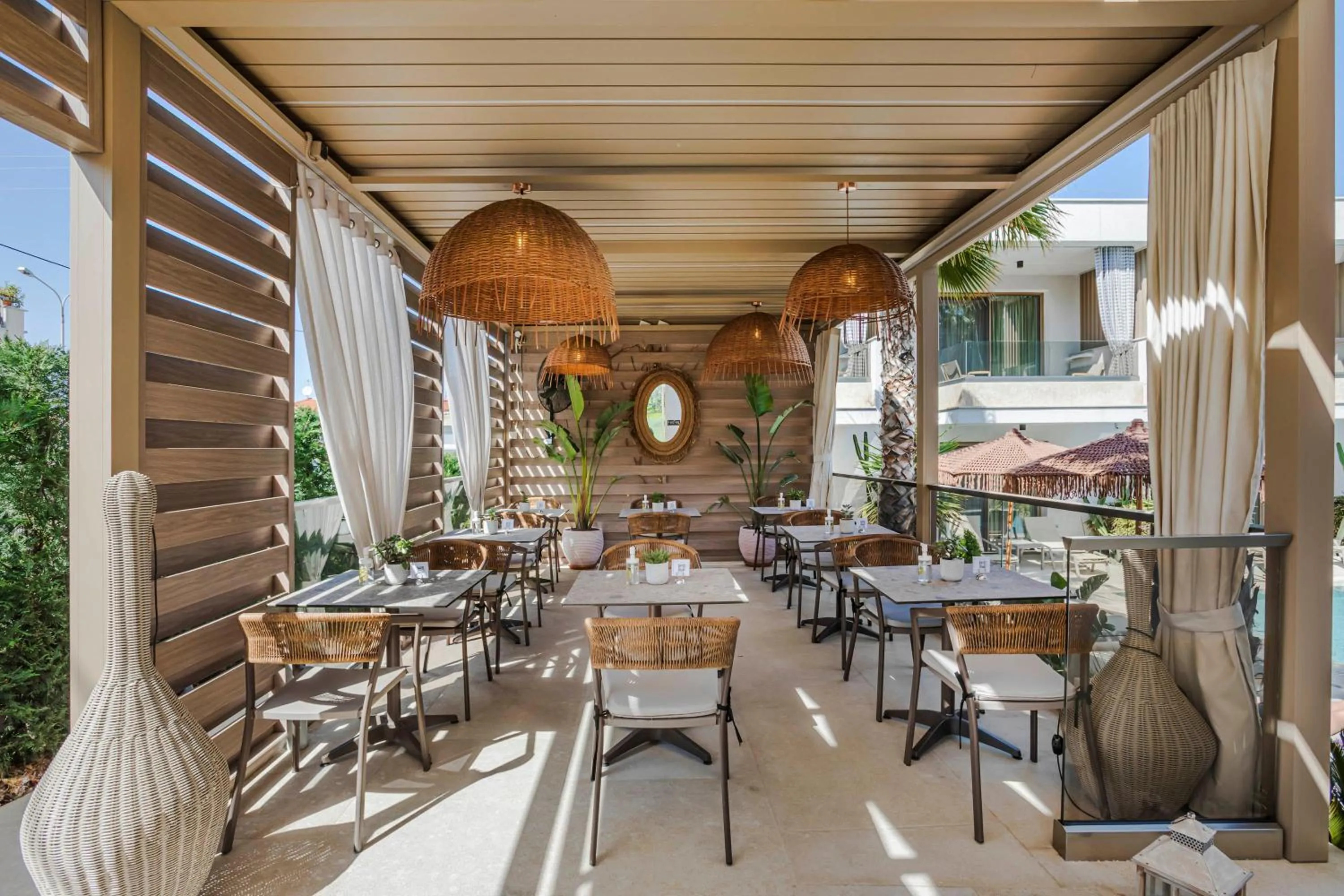 Restaurant/places to eat in Pefki Deluxe Residences