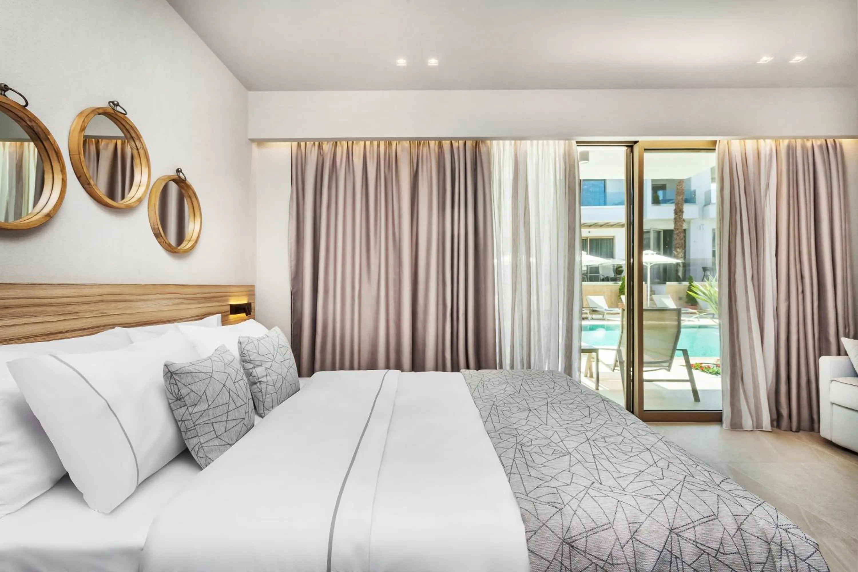 Photo of the whole room, Bed in Pefki Deluxe Residences