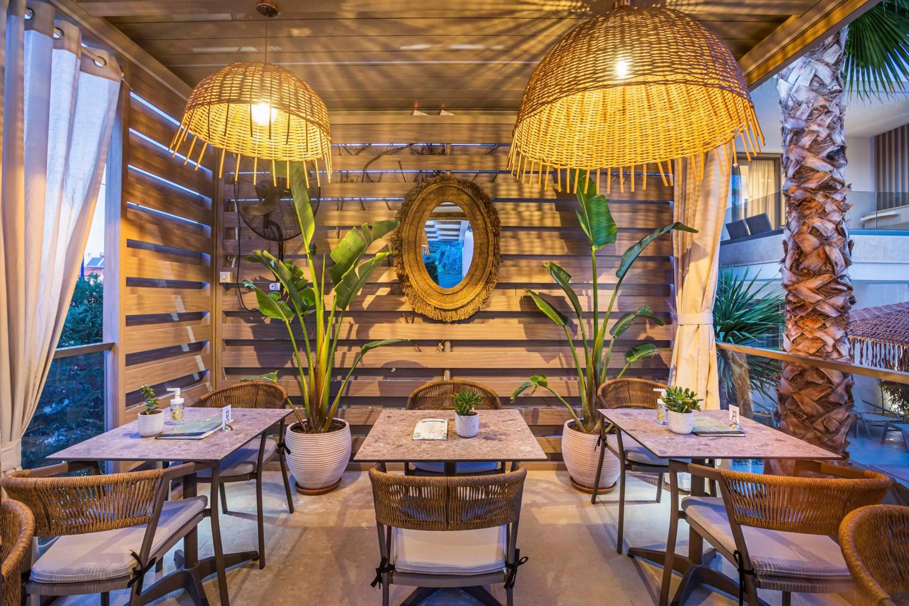 Restaurant/places to eat in Pefki Deluxe Residences