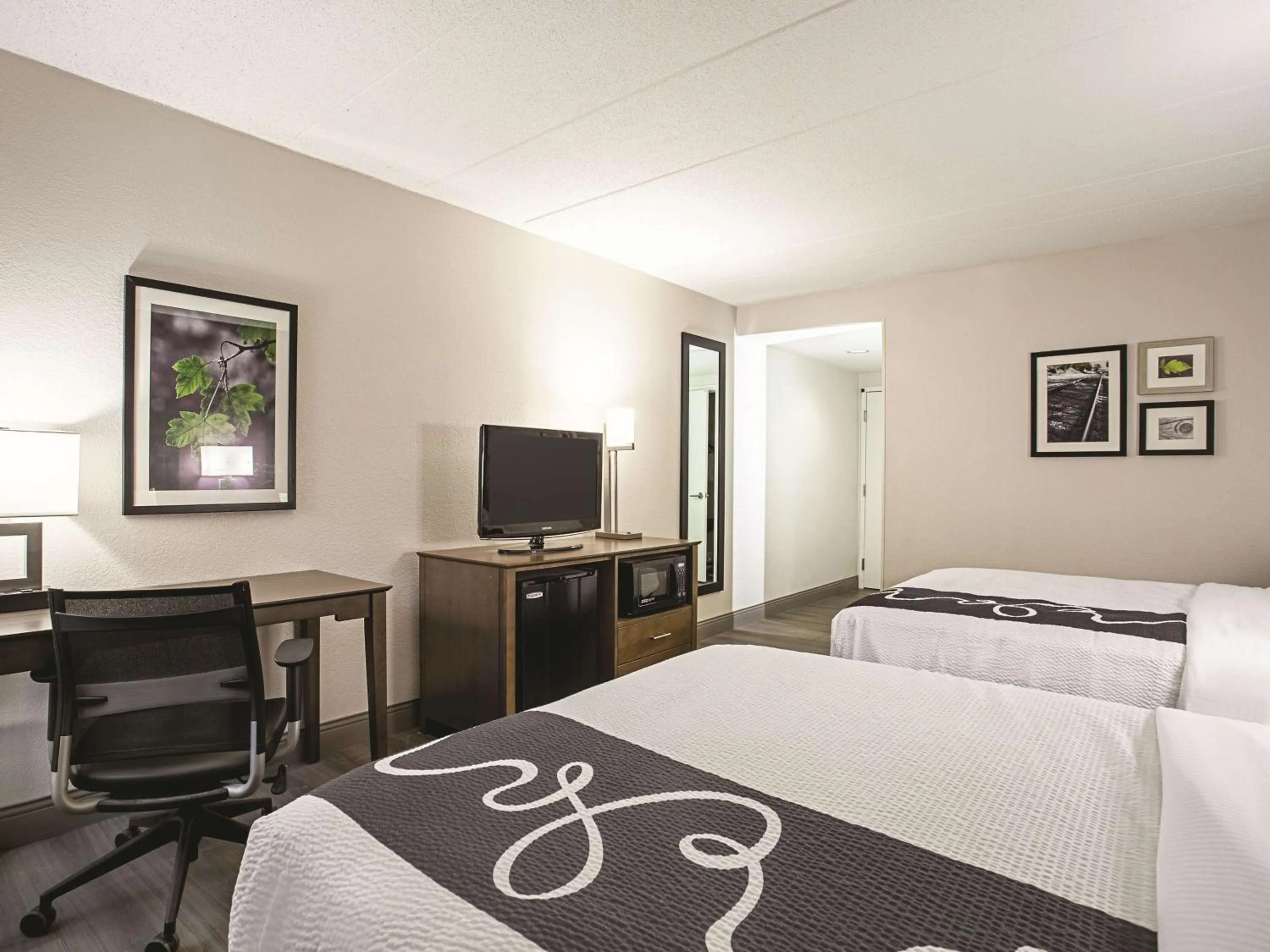 Photo of the whole room, Bed in La Quinta by Wyndham Baltimore N / White Marsh