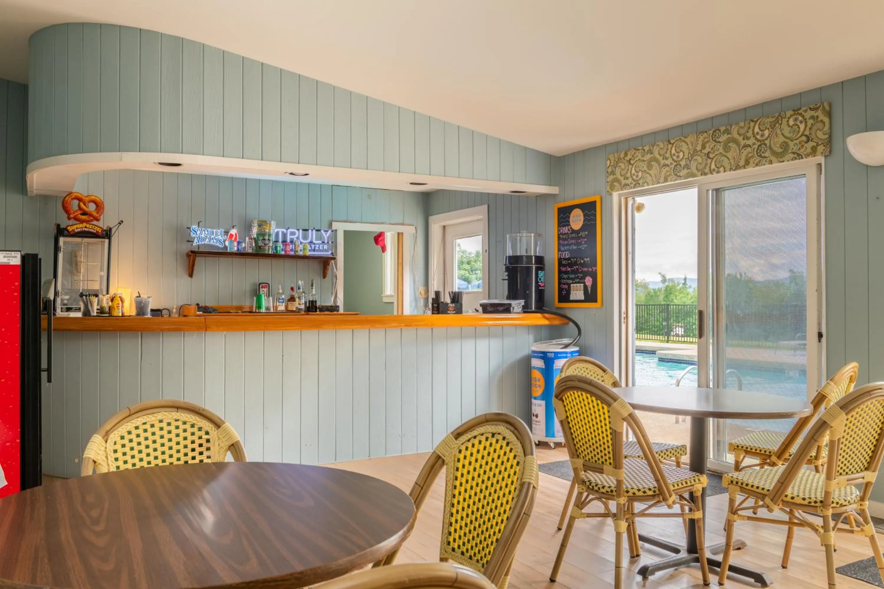 Lounge or bar in The Bethel Resort & Suites