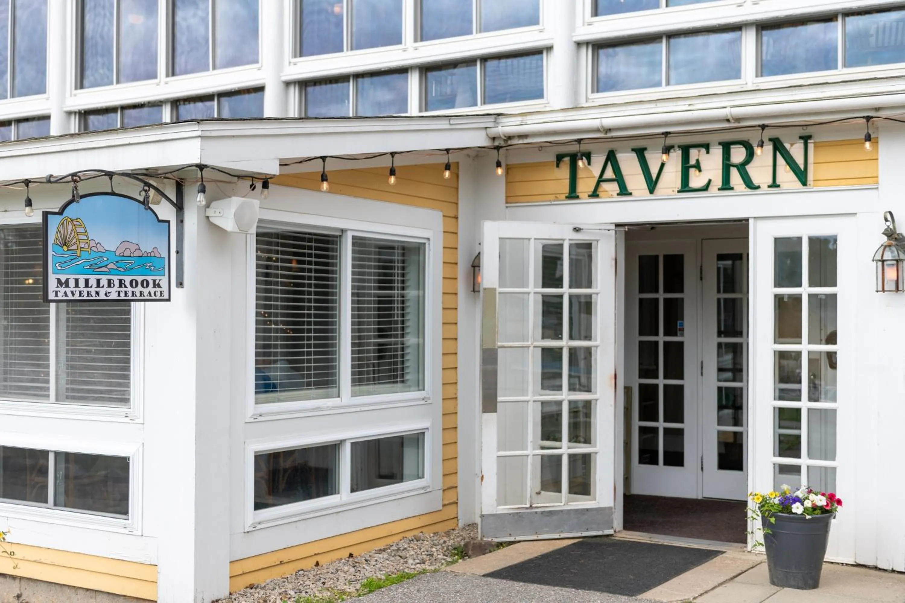 Restaurant/places to eat in The Bethel Resort & Suites