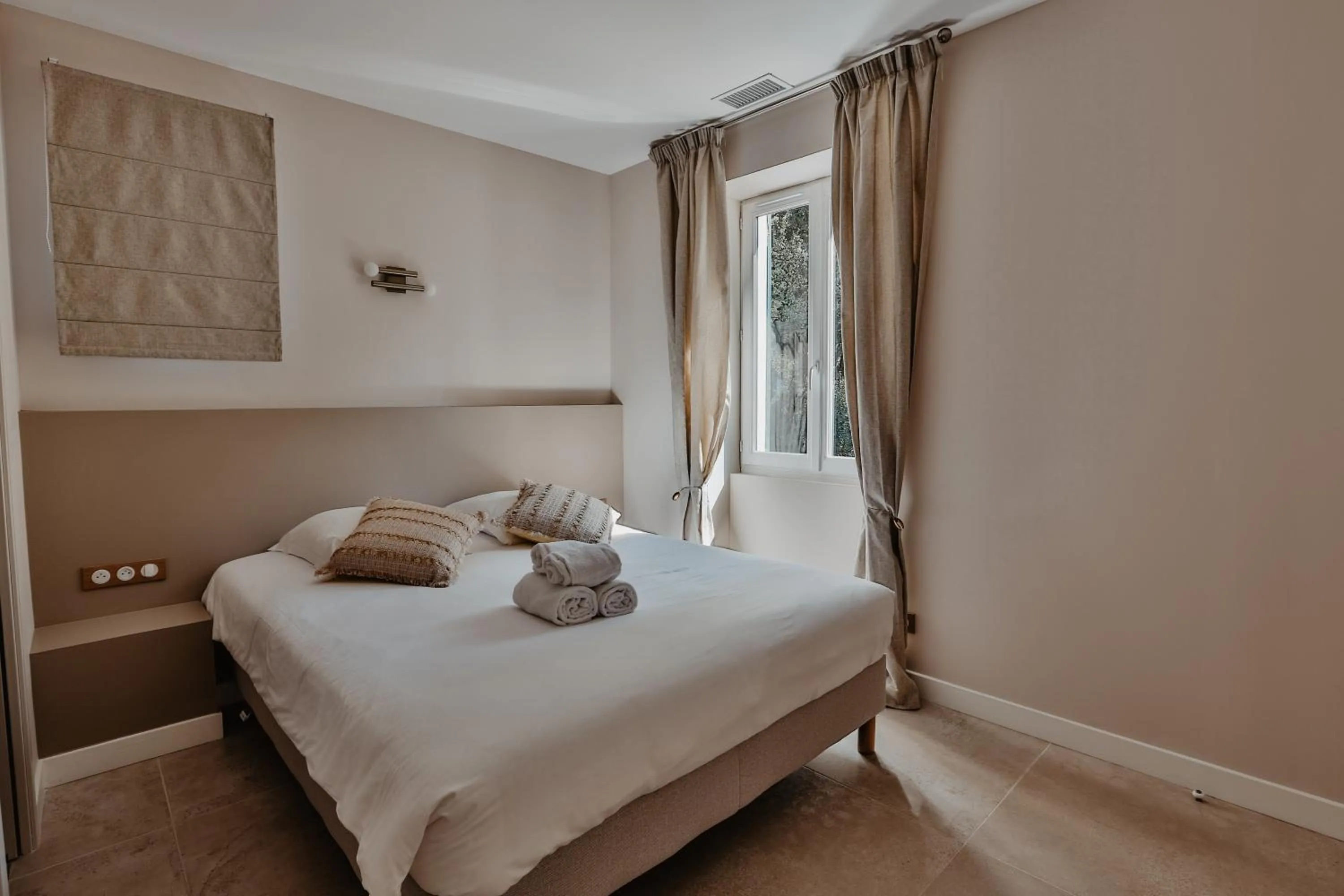 Photo of the whole room, Bed in L'Aiglon