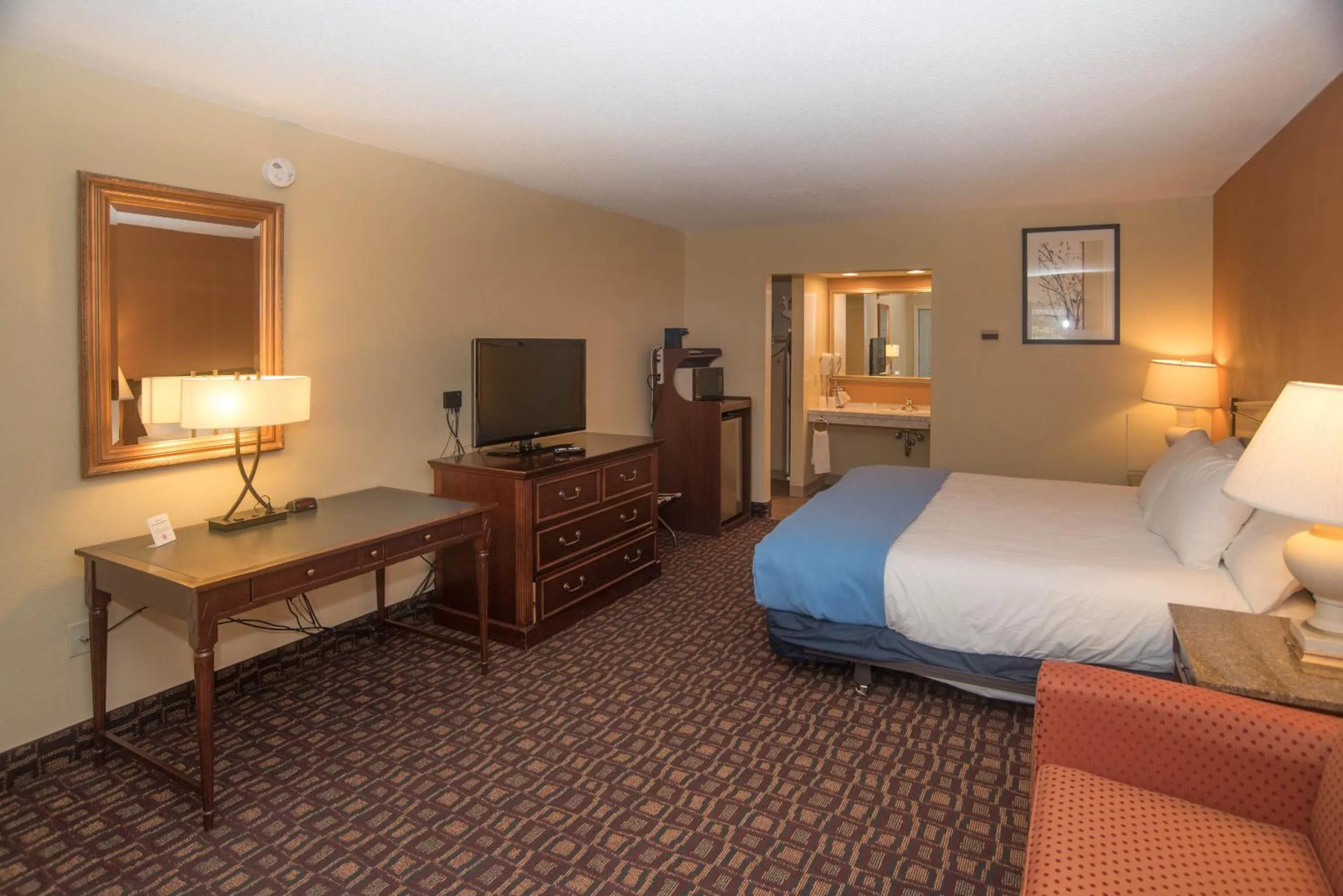 Photo of the whole room, Bed in Colonnade Inn