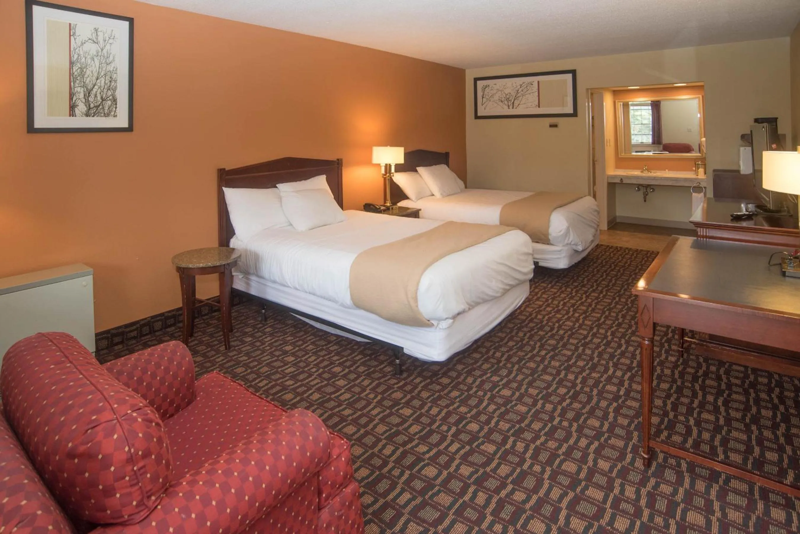 Photo of the whole room, Bed in Colonnade Inn