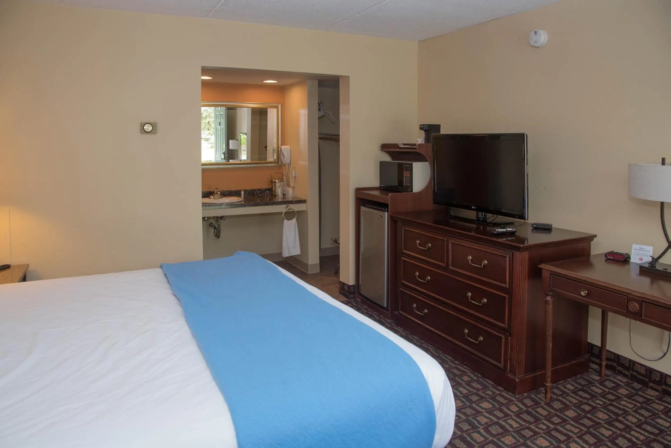 Photo of the whole room, Bed in Colonnade Inn