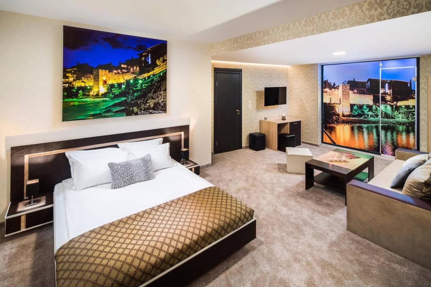 Communal lounge/ TV room, Bed in Central Point Boutique Hotel