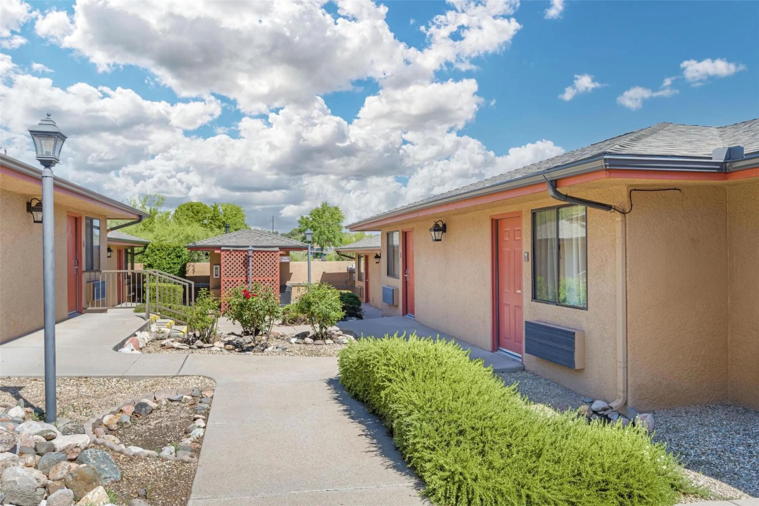 Property building in Best Western Cottonwood Inn