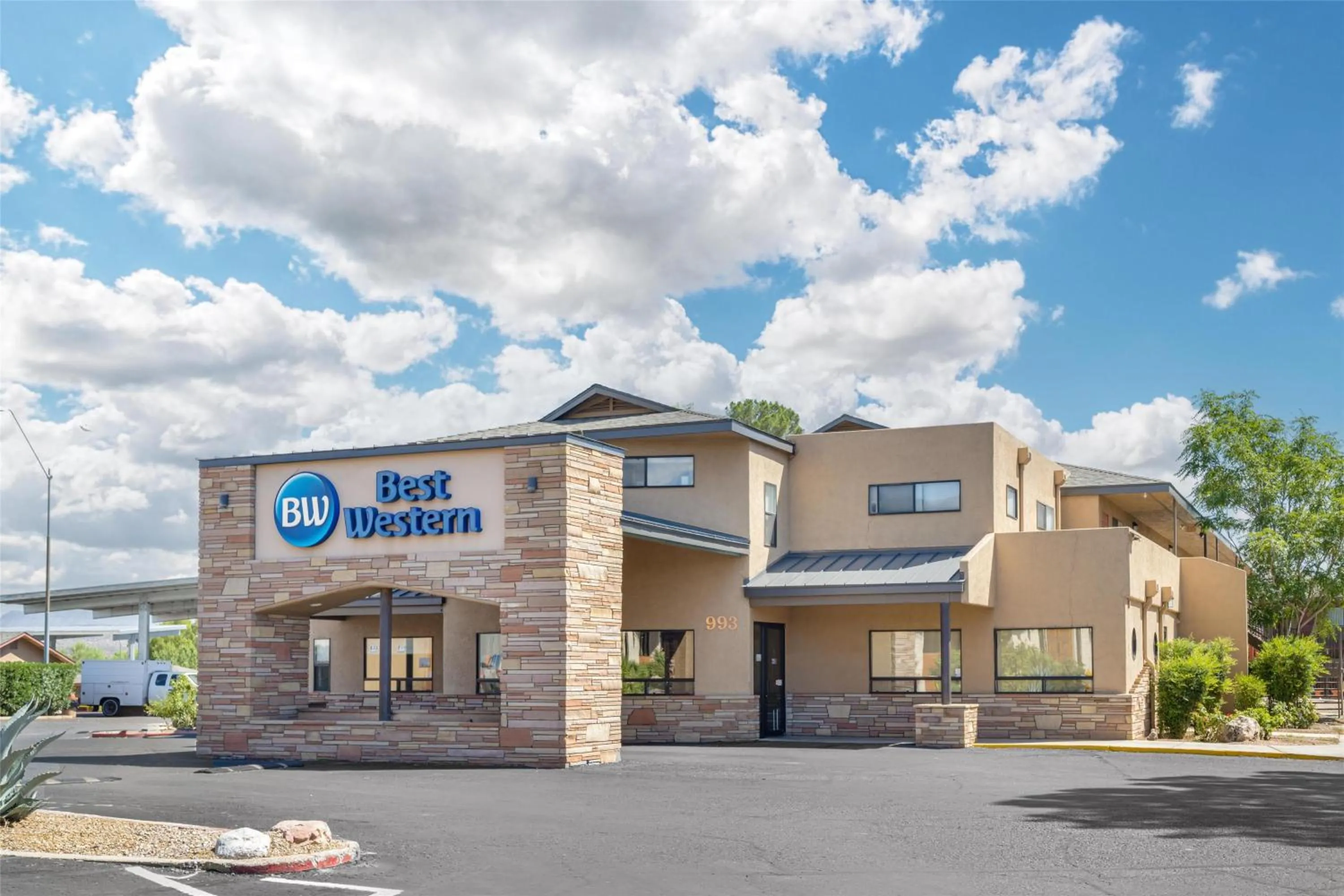 Property building in Best Western Cottonwood Inn