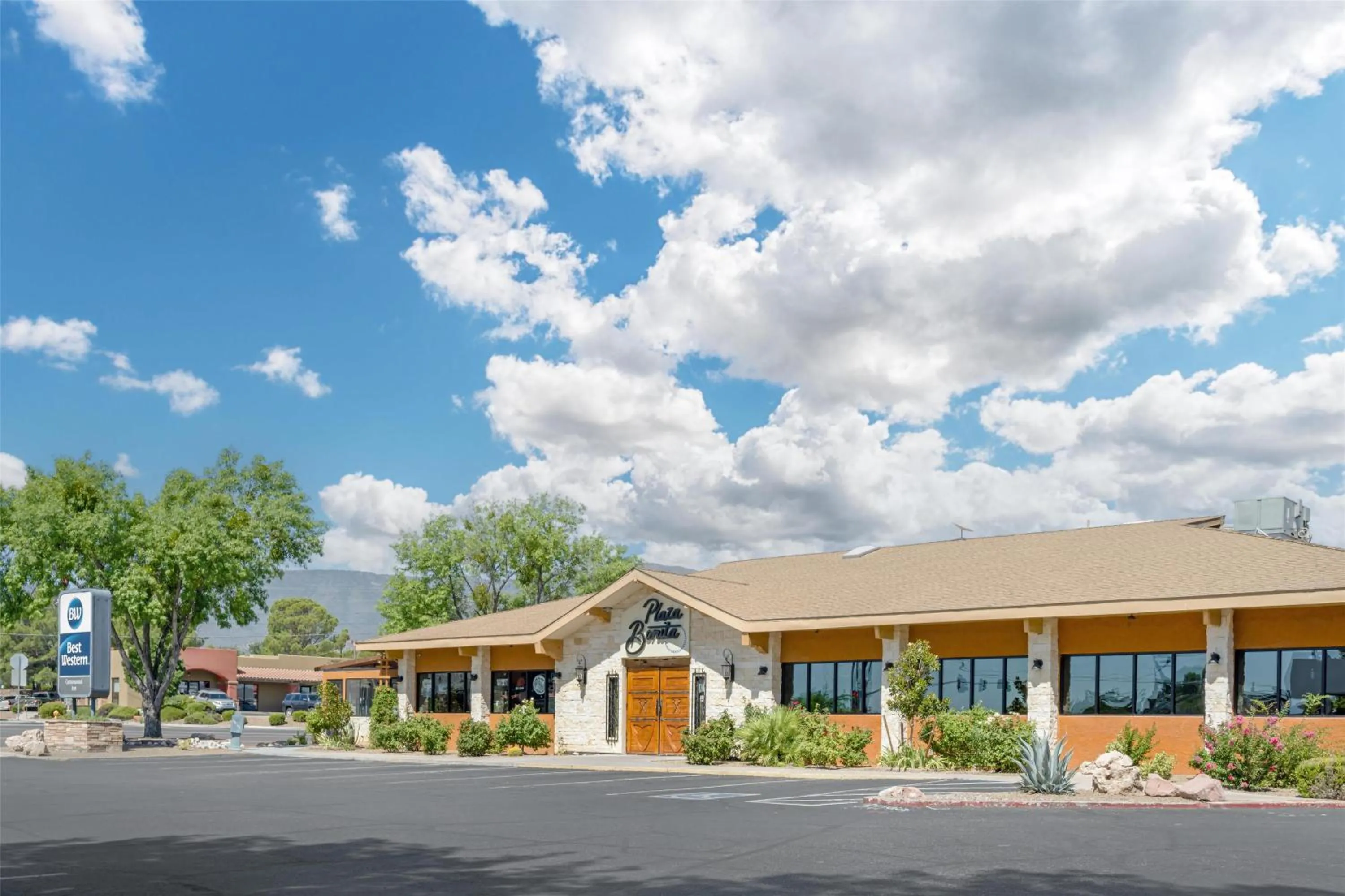 Property building in Best Western Cottonwood Inn