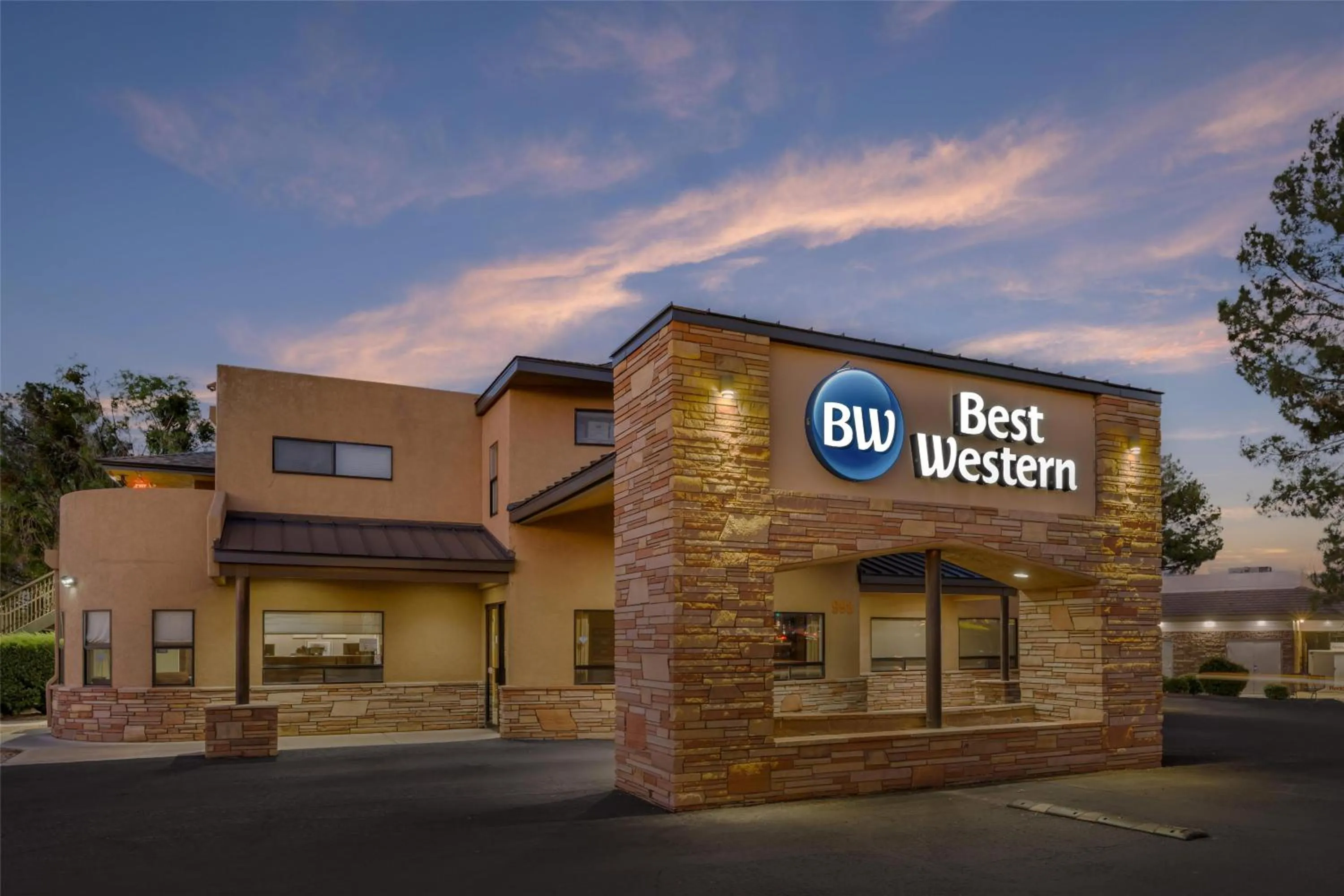 Property building in Best Western Cottonwood Inn