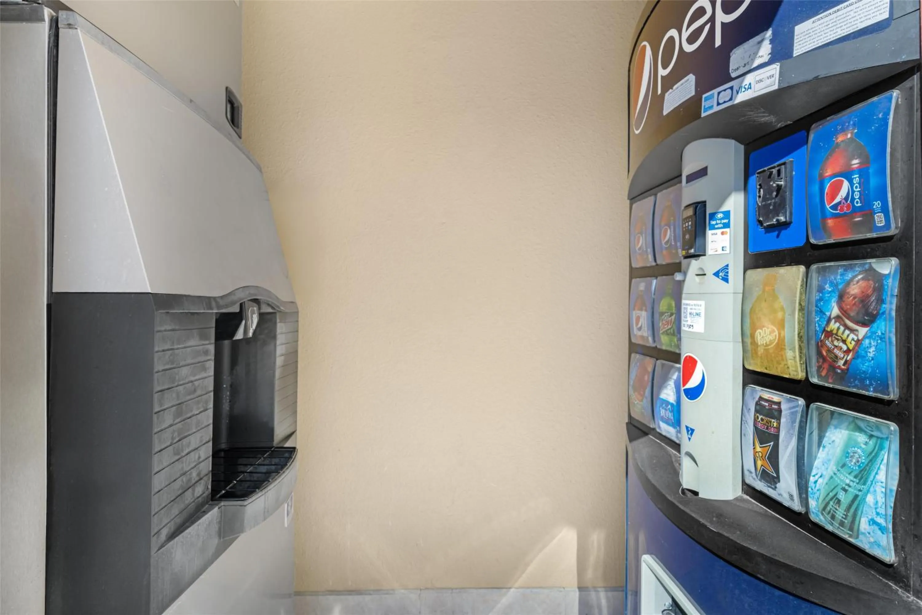 Property building in Best Western Cottonwood Inn