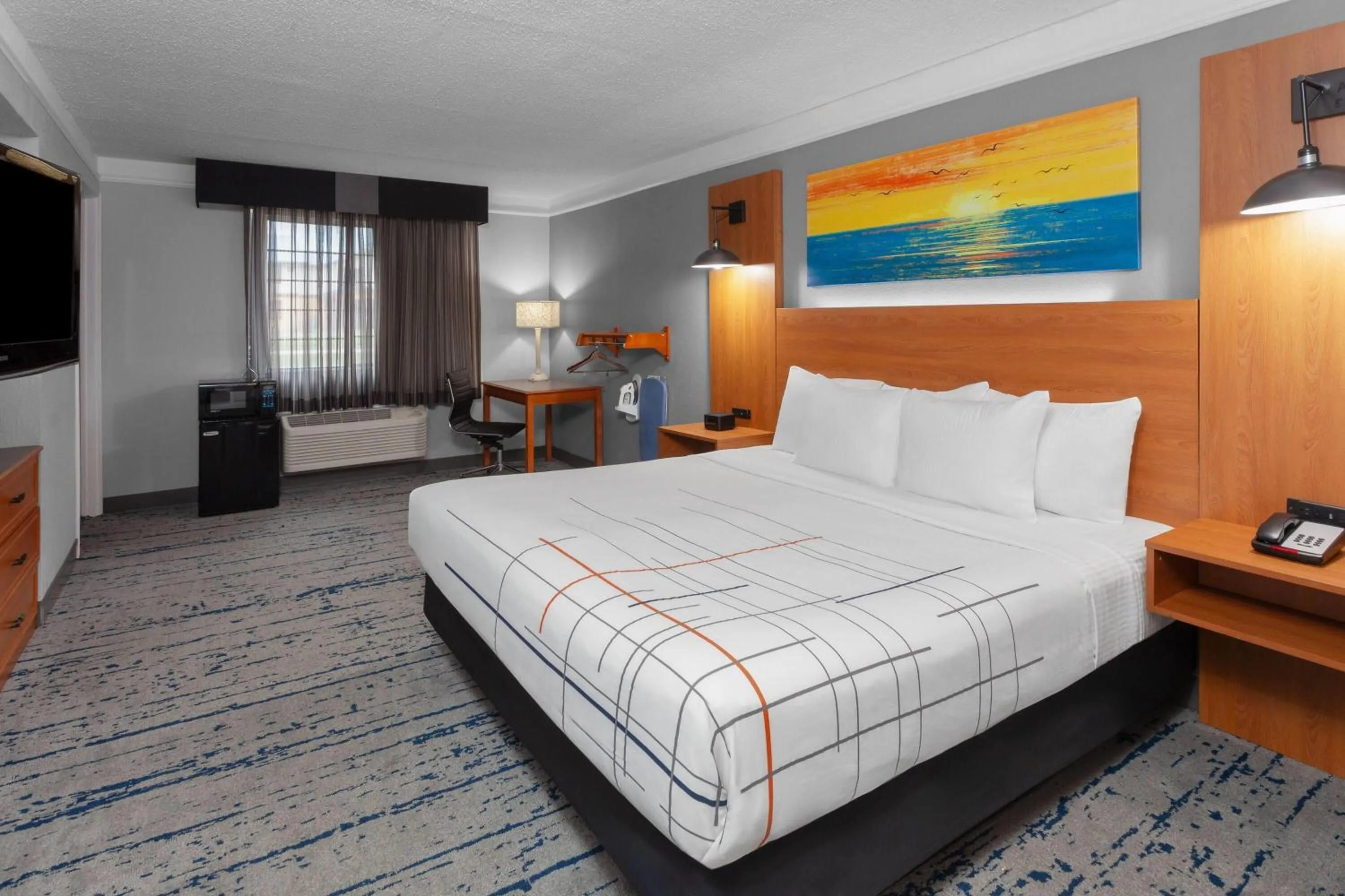 Photo of the whole room, Bed in La Quinta Inn by Wyndham Champaign