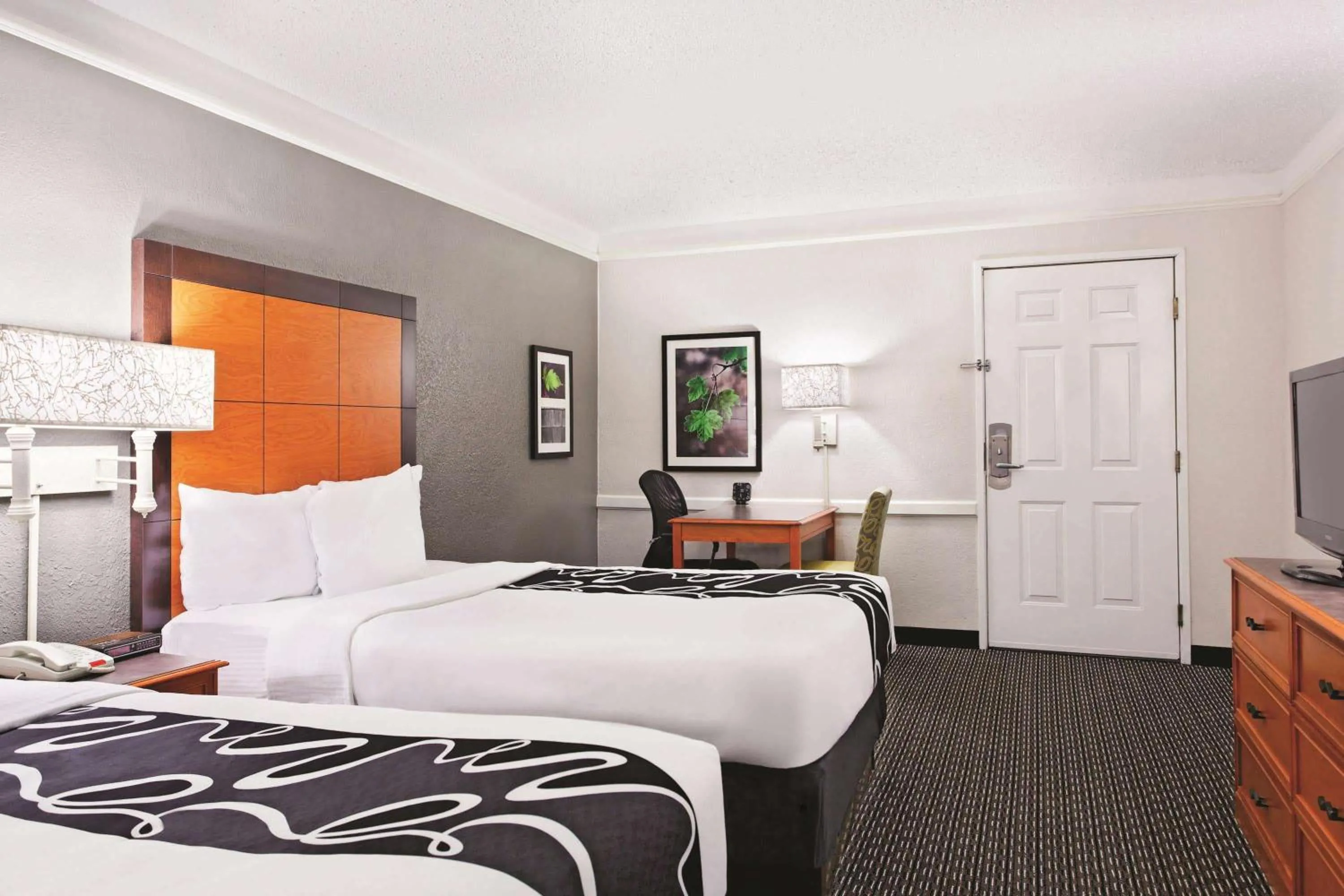 Photo of the whole room, Bed in La Quinta Inn by Wyndham Champaign